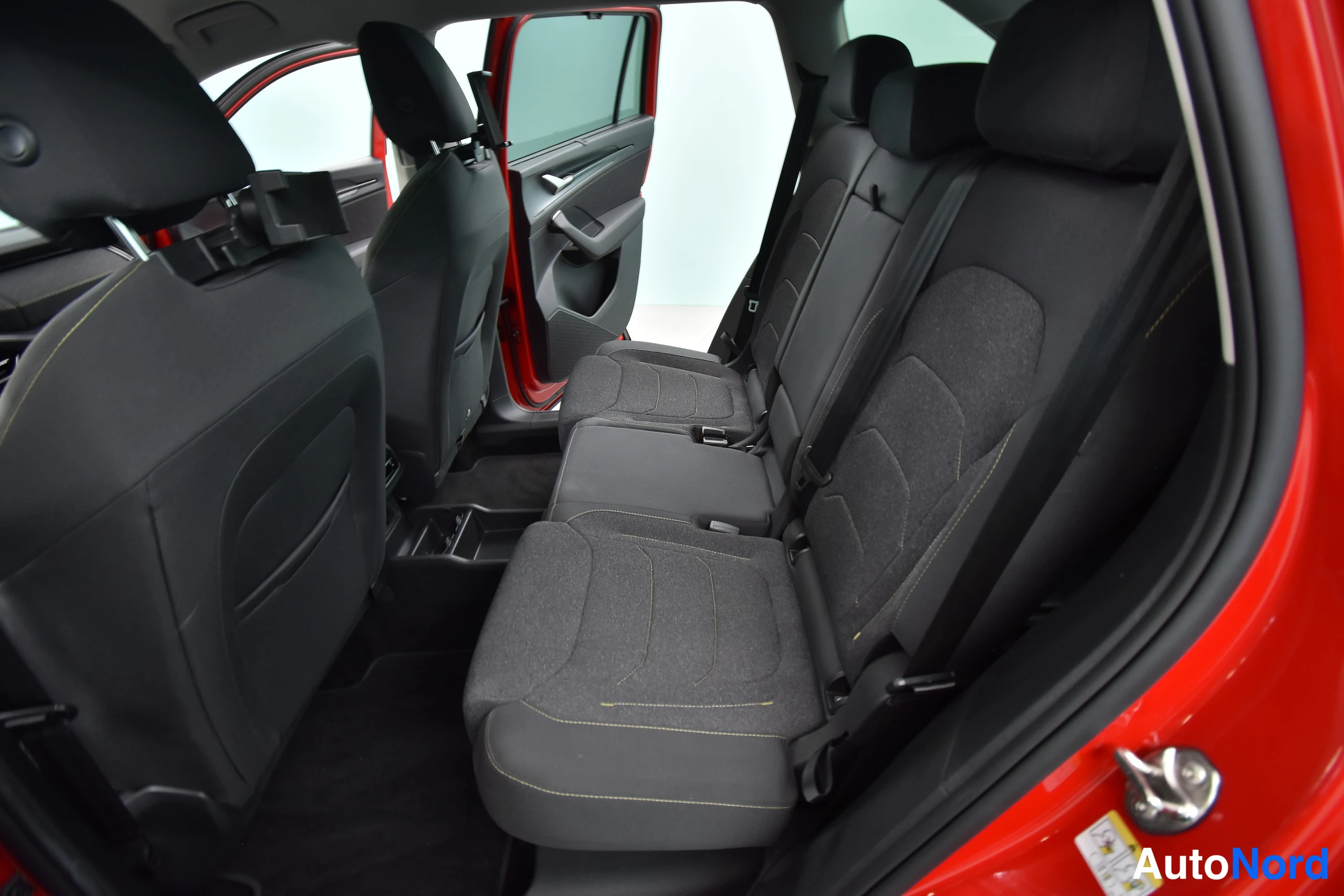 Punainen Skoda Kodiaq 2024, takaistuimet, kuva 34