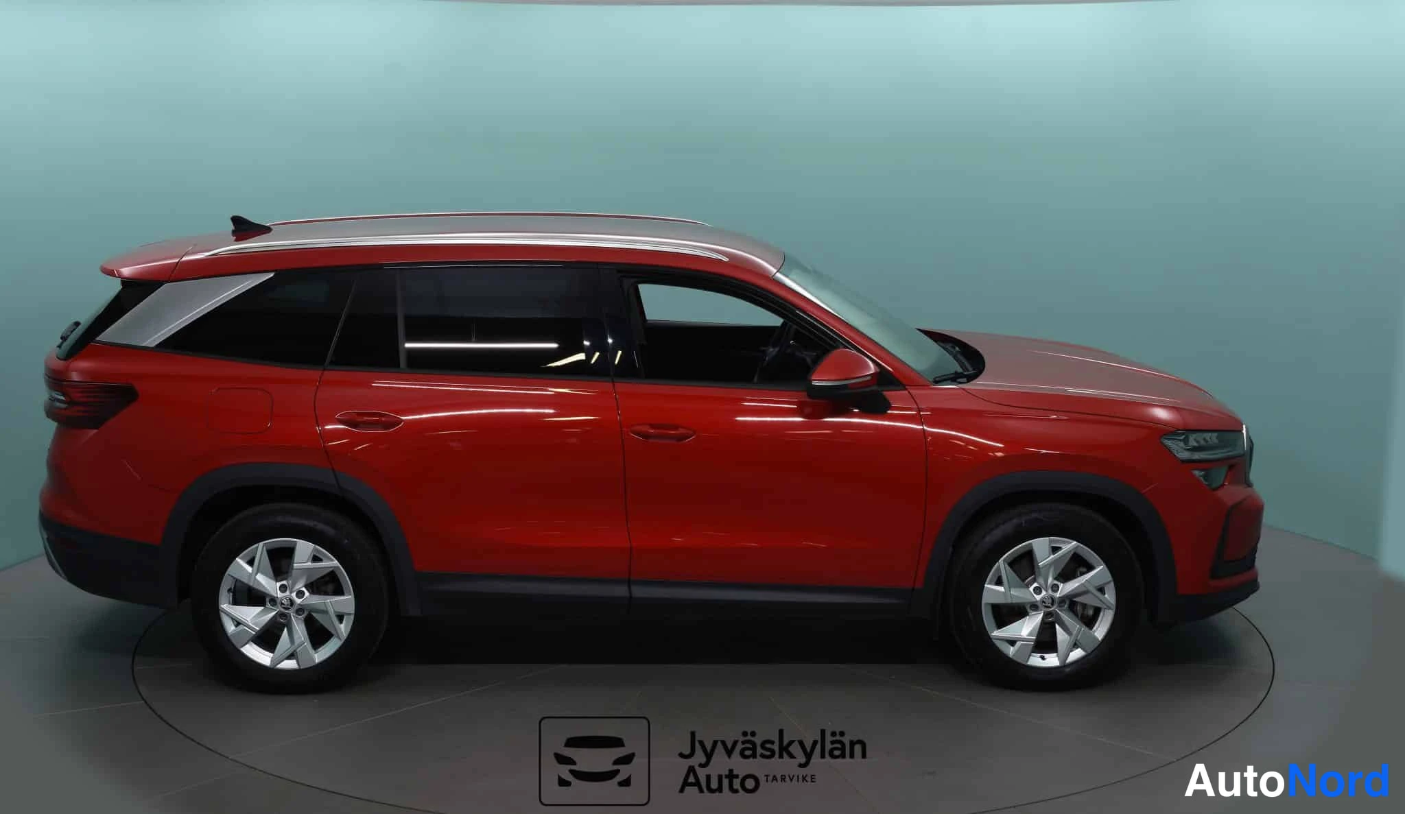 Punainen Skoda Kodiaq 2024, etuviisto, keula oikealle, kuva 3