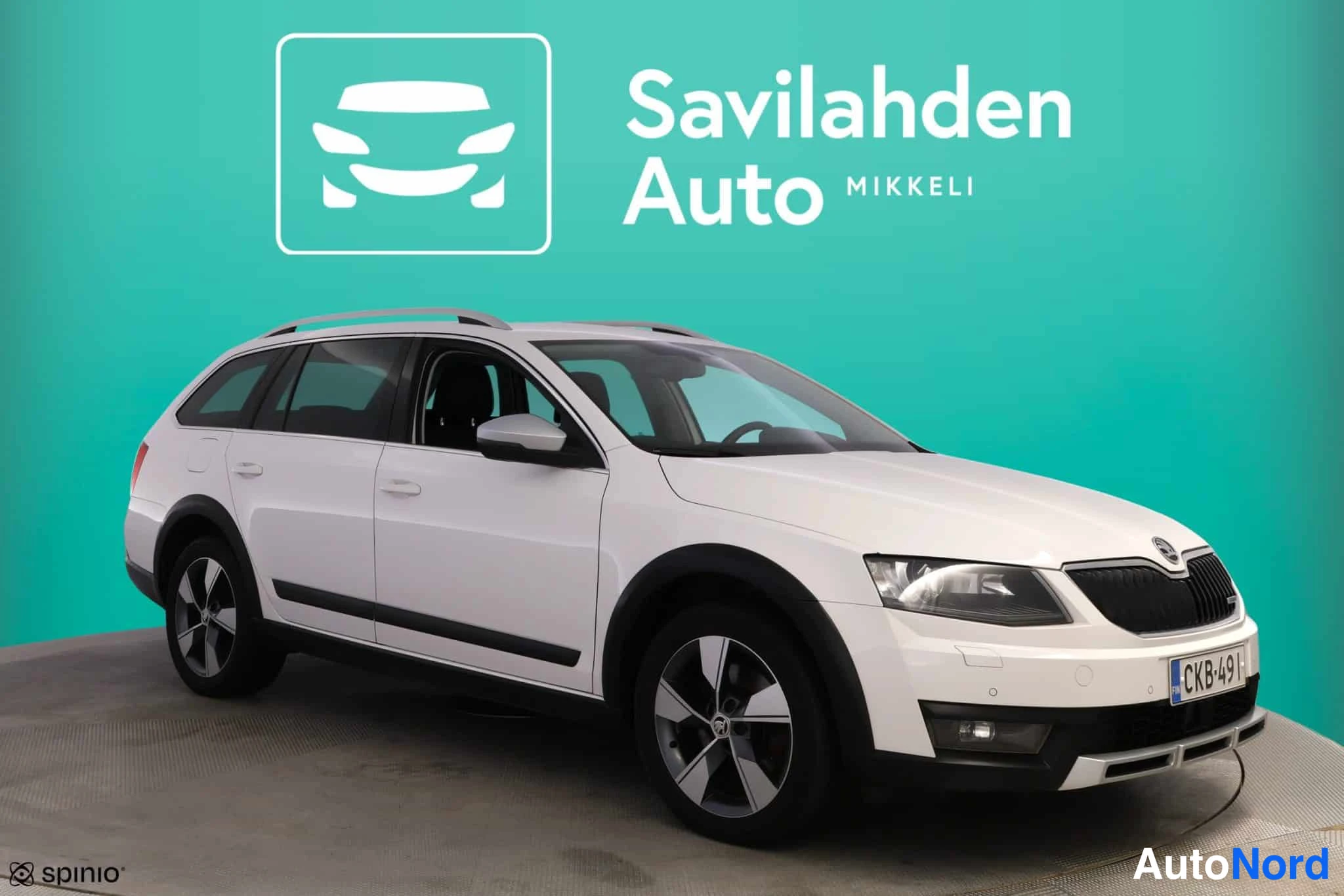 Valkoinen Skoda Octavia 2015, etuviisto, keula oikealle, kuva 5