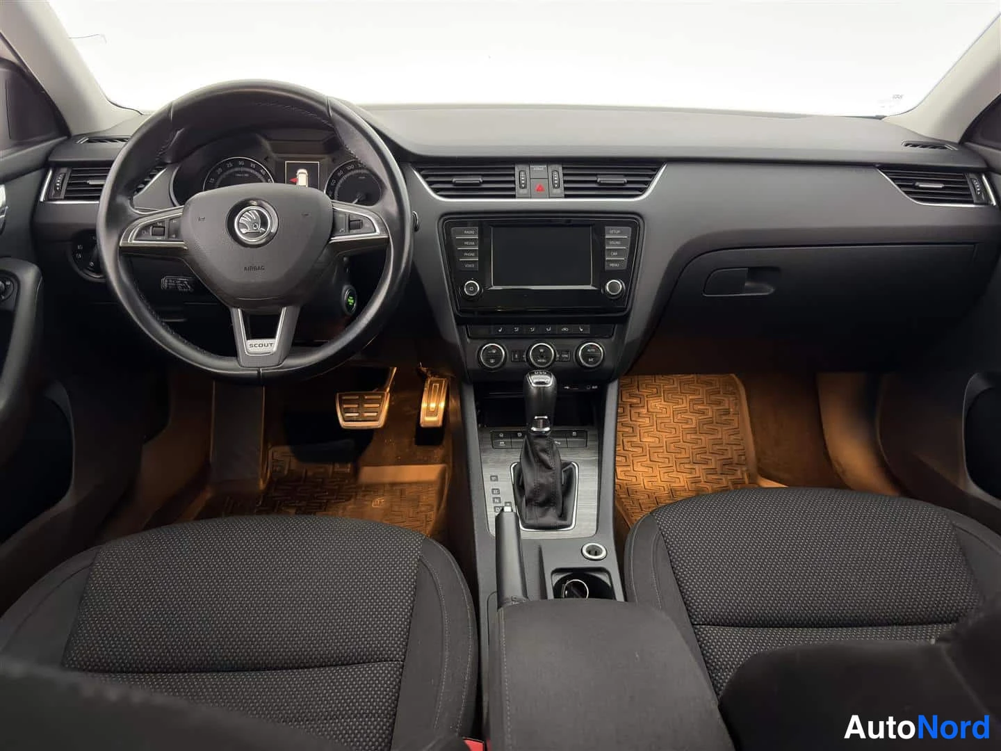 Valkoinen Skoda Octavia 2015, ohjaamo, kuva 13