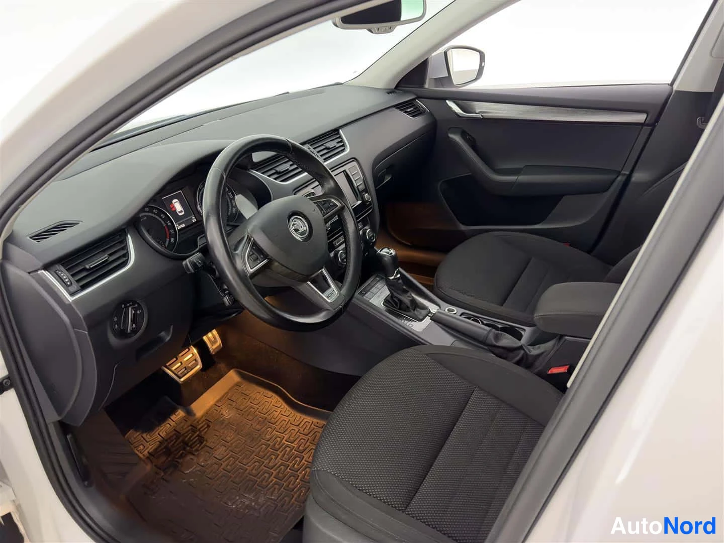 Valkoinen Skoda Octavia 2015, ohjaamo, kuva 15