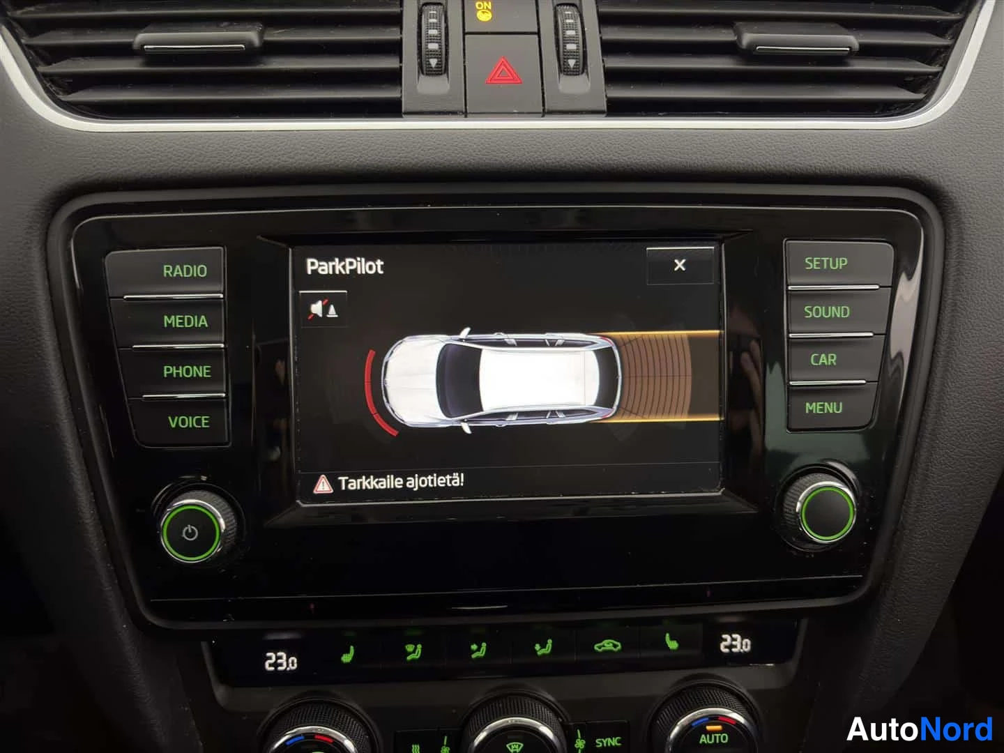 Valkoinen Skoda Octavia 2015, yksityiskohta, kuva 25