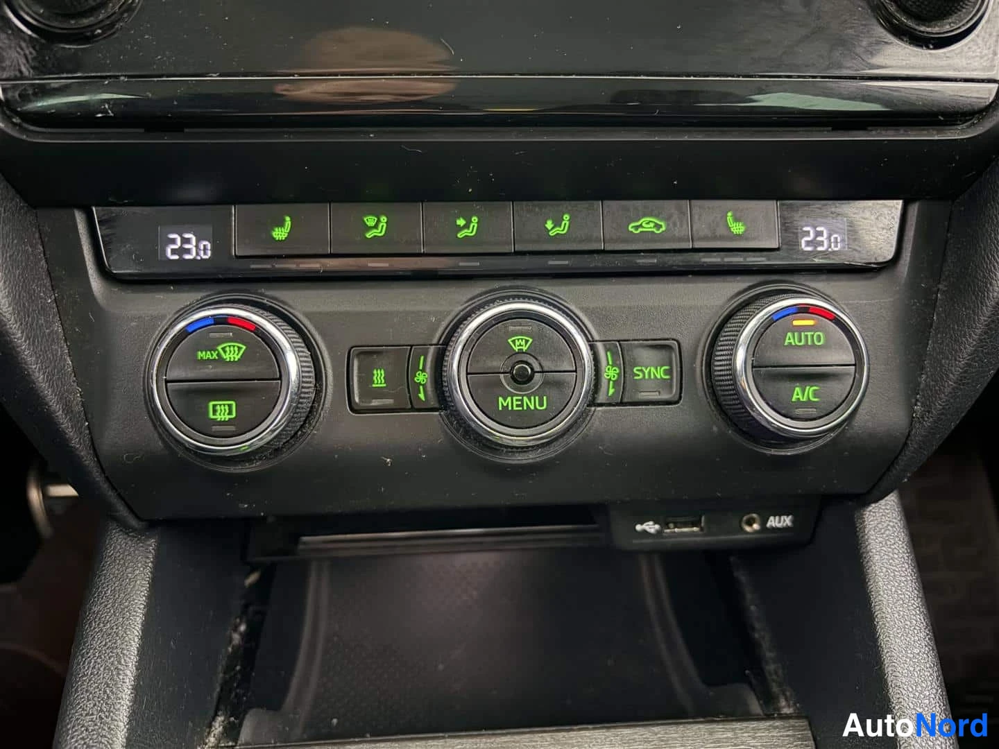 Valkoinen Skoda Octavia 2015, yksityiskohta, kuva 27