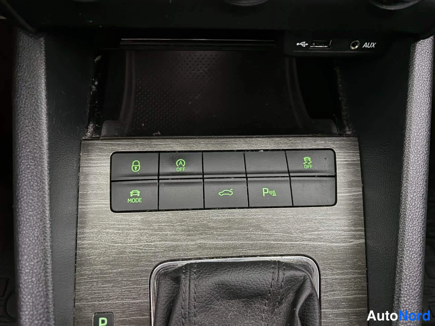 Valkoinen Skoda Octavia 2015, yksityiskohta, kuva 28