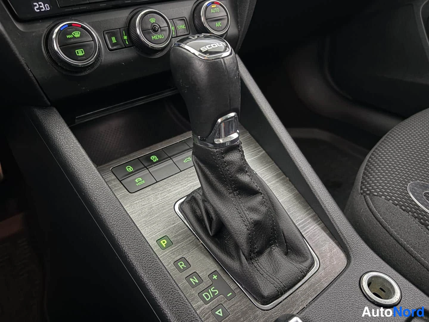 Valkoinen Skoda Octavia 2015, yksityiskohta, kuva 29