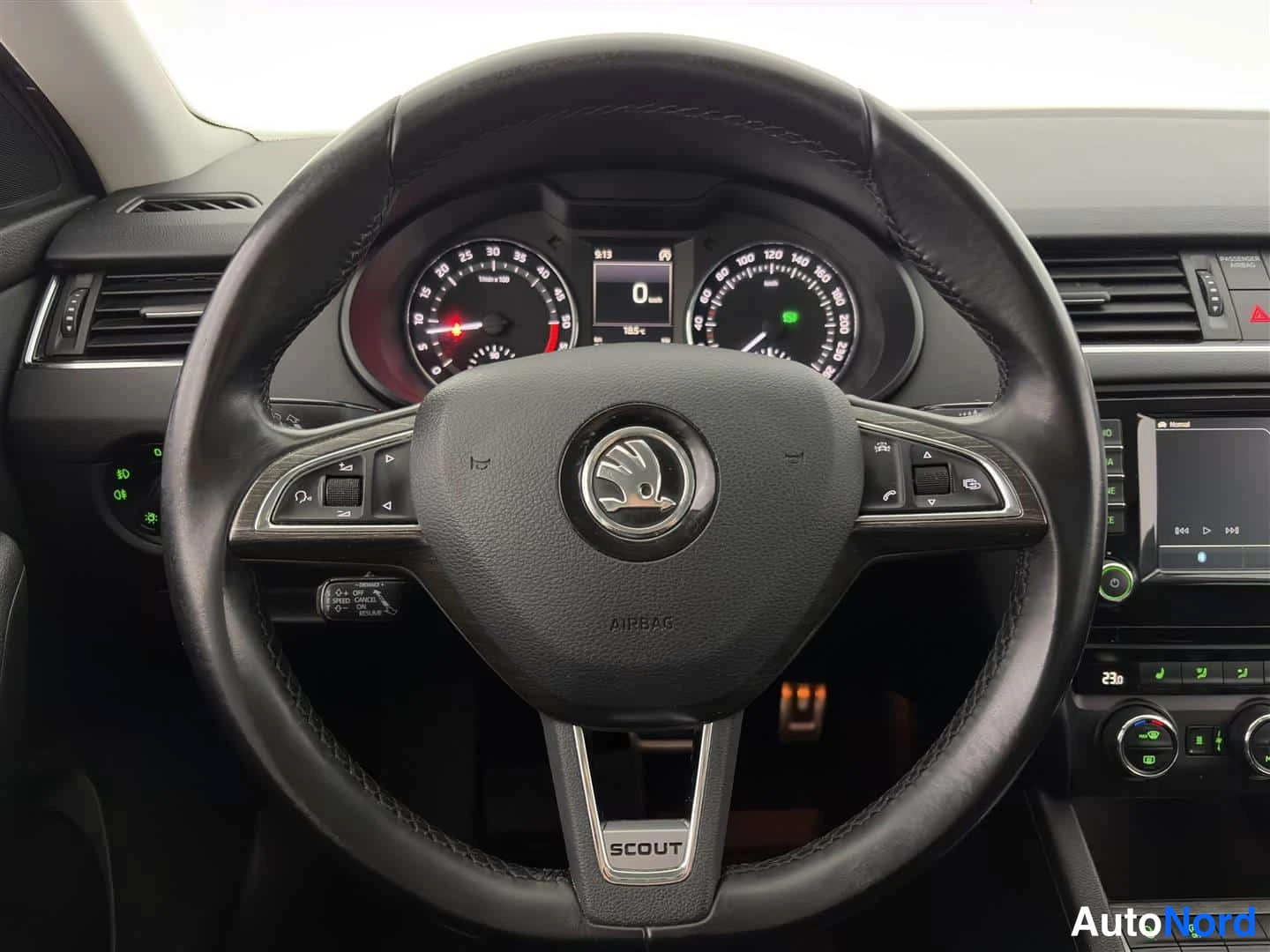 Valkoinen Skoda Octavia 2015, ohjaamo, kuva 16