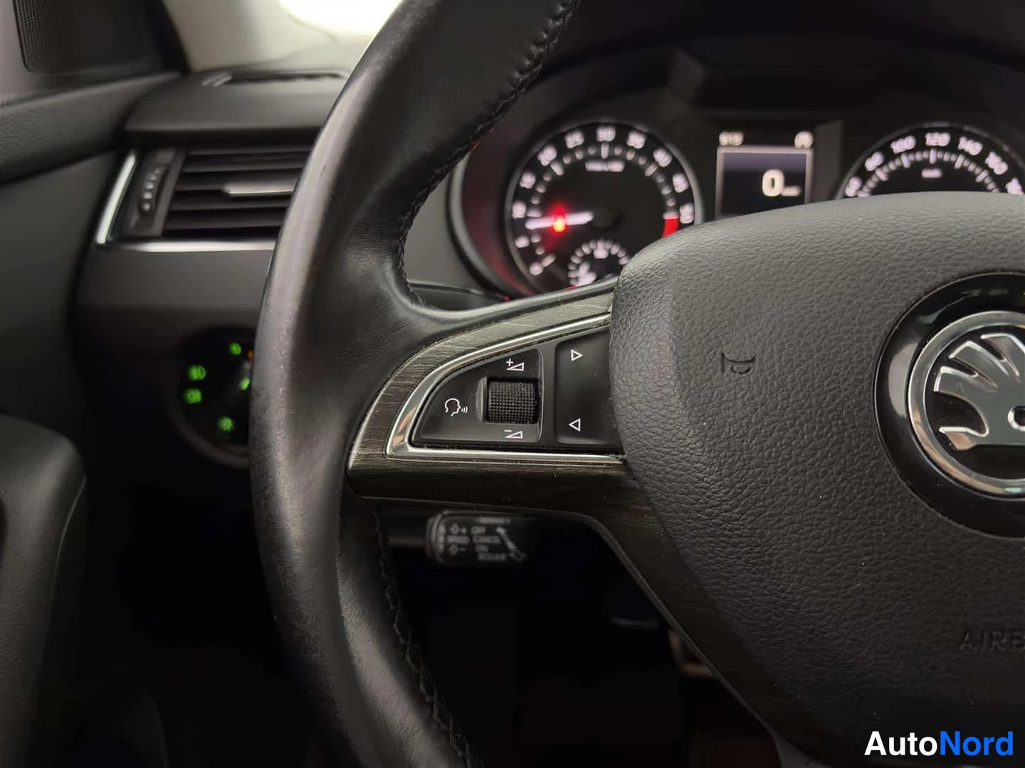 Valkoinen Skoda Octavia 2015, yksityiskohta, kuva 30