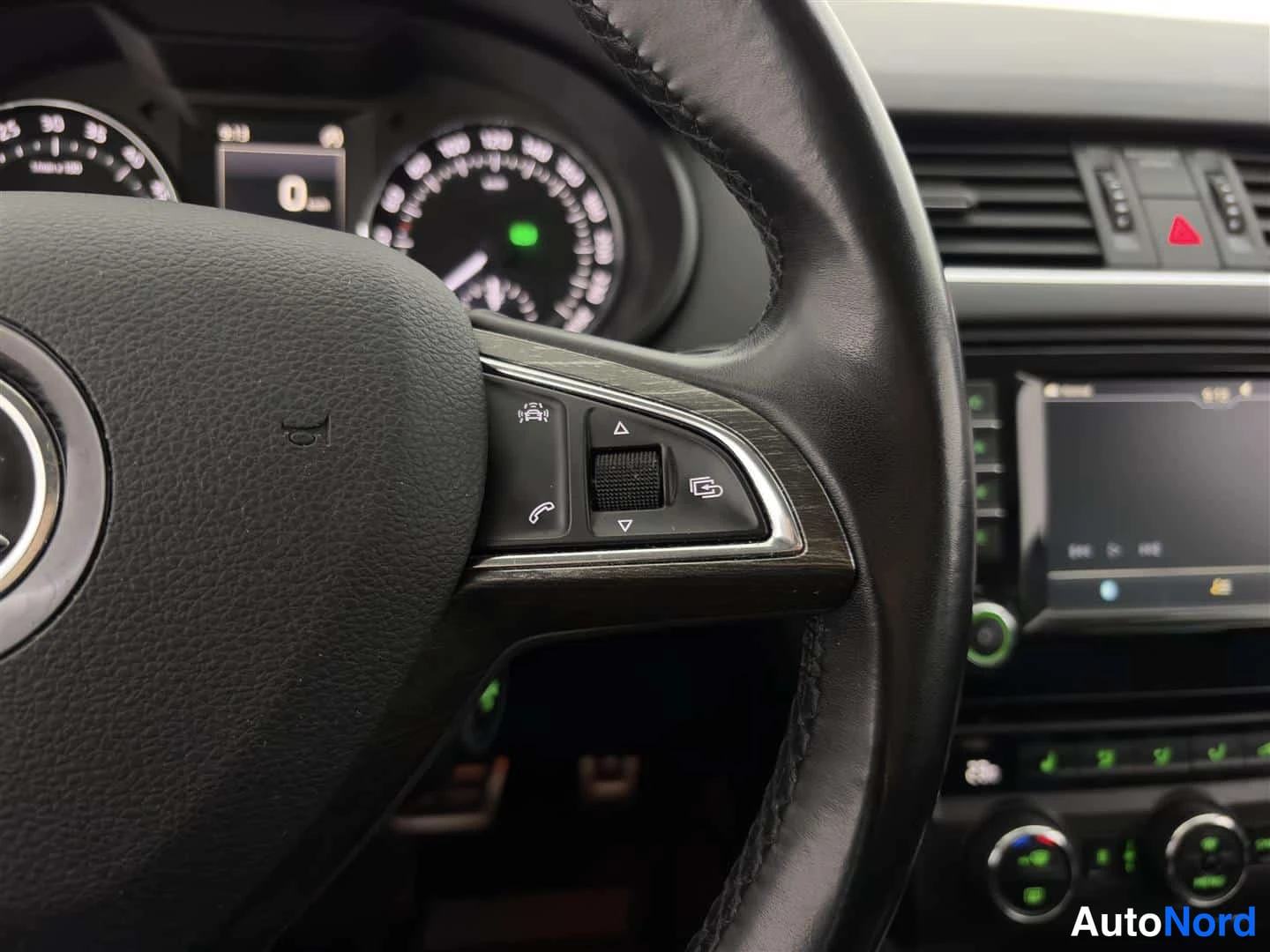 Valkoinen Skoda Octavia 2015, yksityiskohta, kuva 31