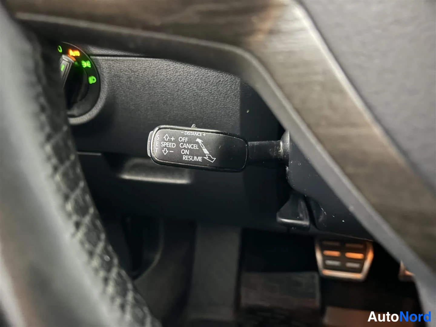 Valkoinen Skoda Octavia 2015, yksityiskohta, kuva 32