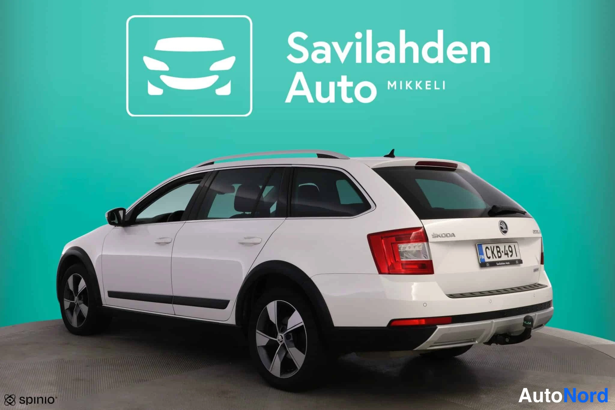 Valkoinen Skoda Octavia 2015, takaviisto, kuva 9