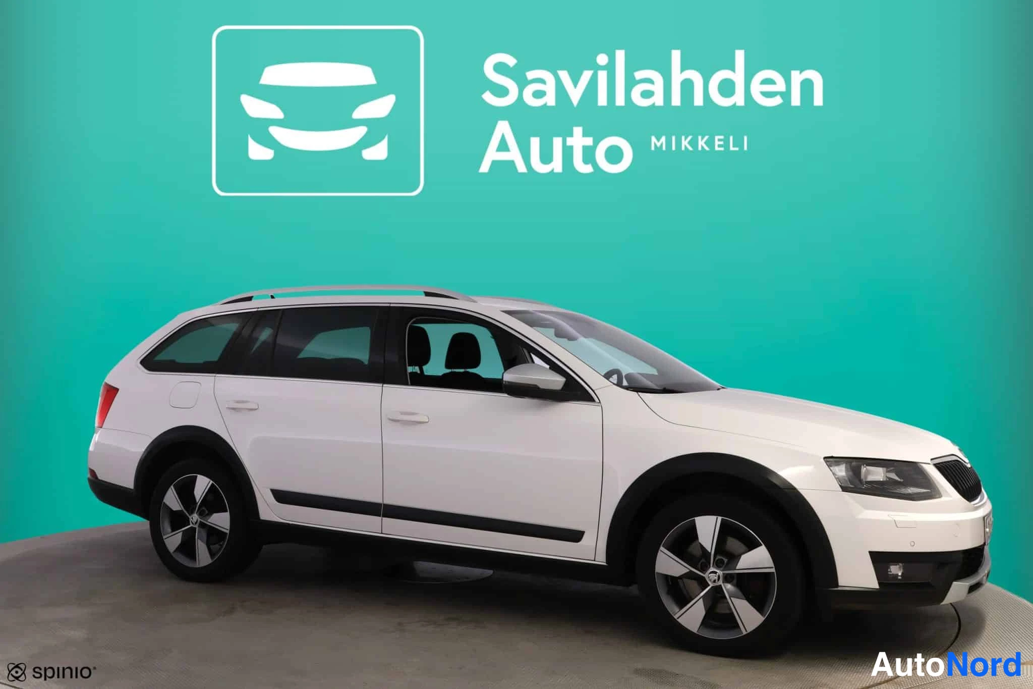 Valkoinen Skoda Octavia 2015, etuviisto, keula oikealle, kuva 3