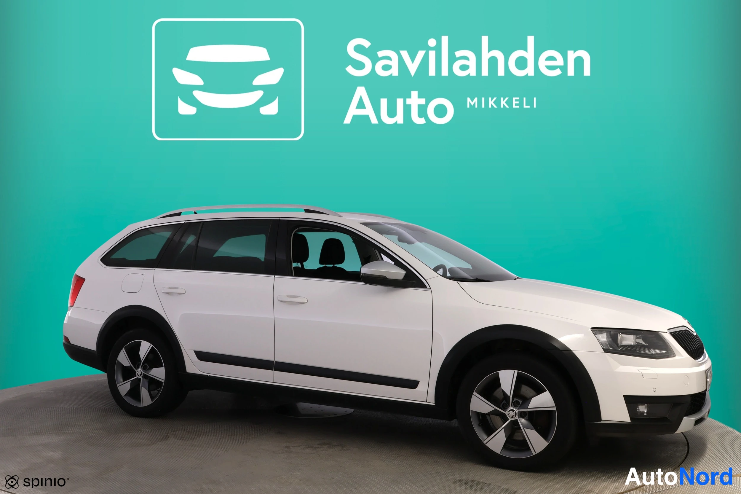 Valkoinen Skoda Octavia 2015, etuviisto, keula oikealle, kuva 4