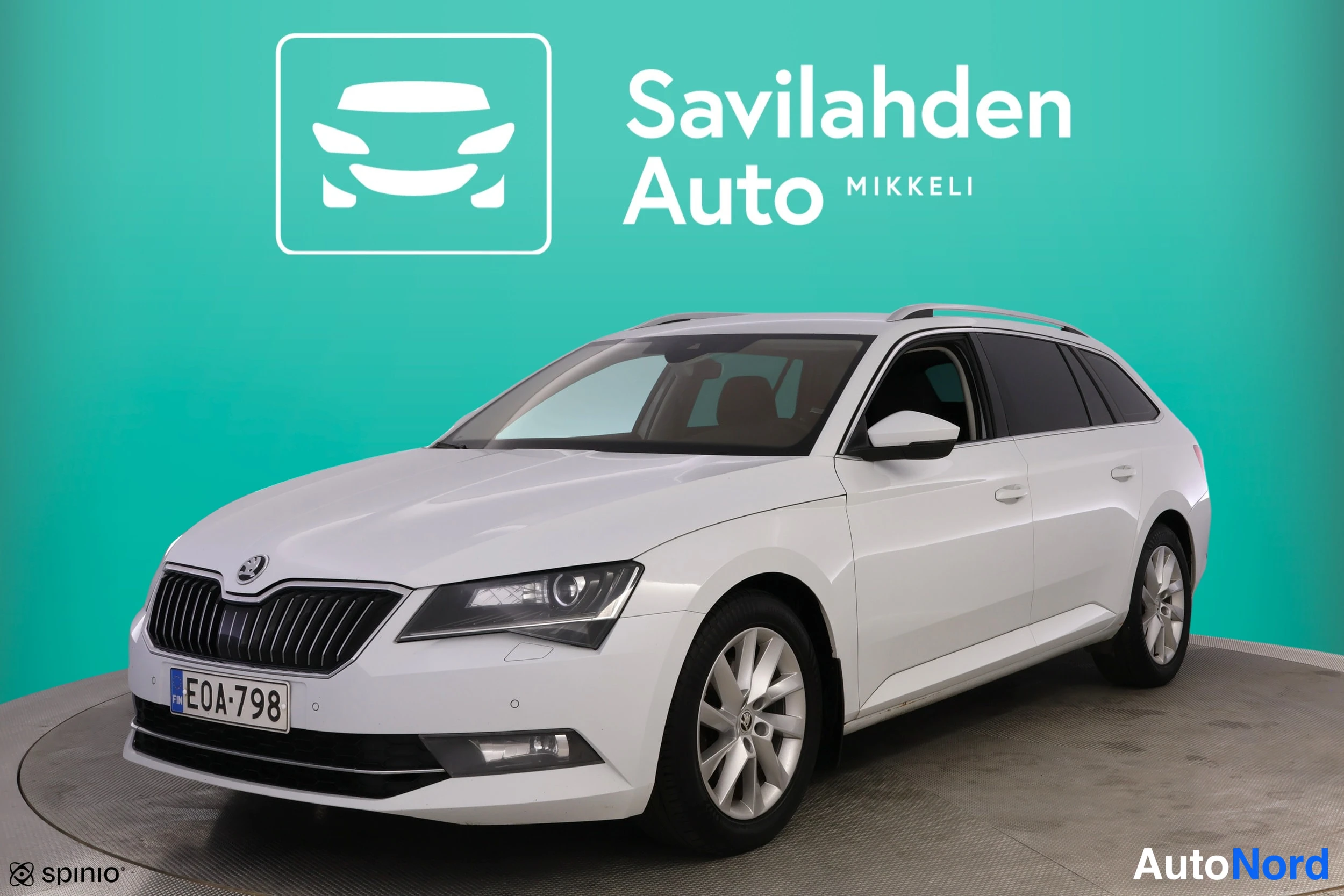 Valkoinen Skoda Superb 2015, etuviisto, keula vasemmalle, kuva 2