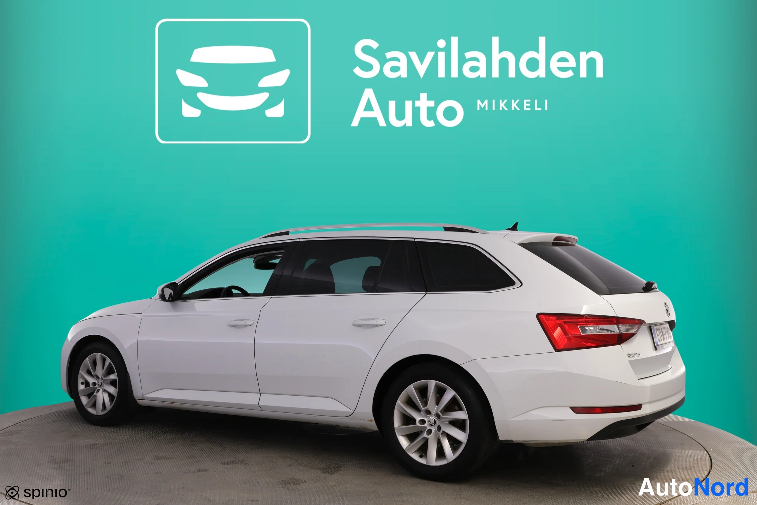 Valkoinen Skoda Superb 2015, takaviisto, kuva 7