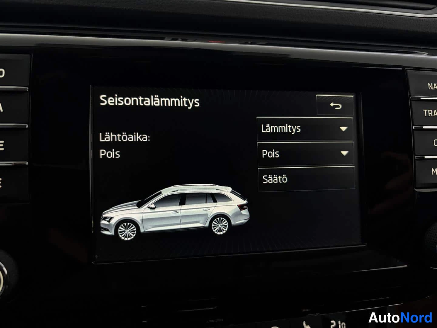 Valkoinen Skoda Superb 2015, yksityiskohta, kuva 23