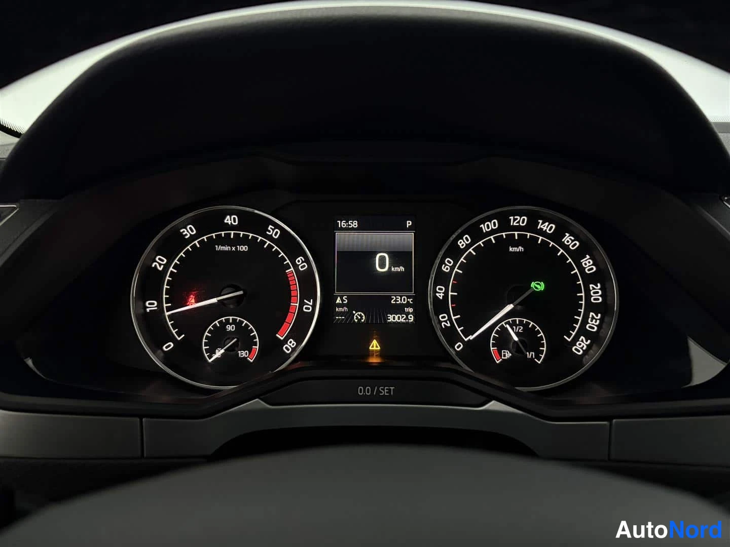 Valkoinen Skoda Superb 2015, yksityiskohta, kuva 29
