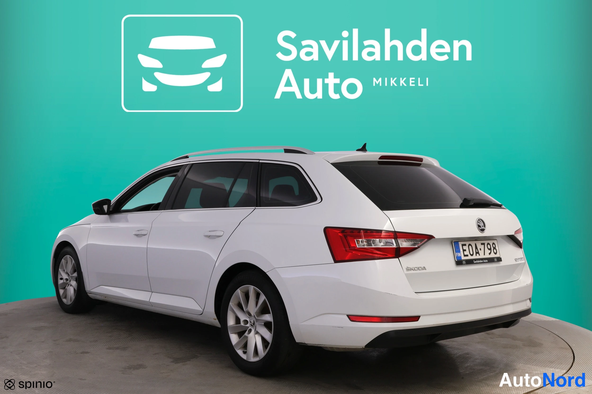 Valkoinen Skoda Superb 2015, takaviisto, kuva 9