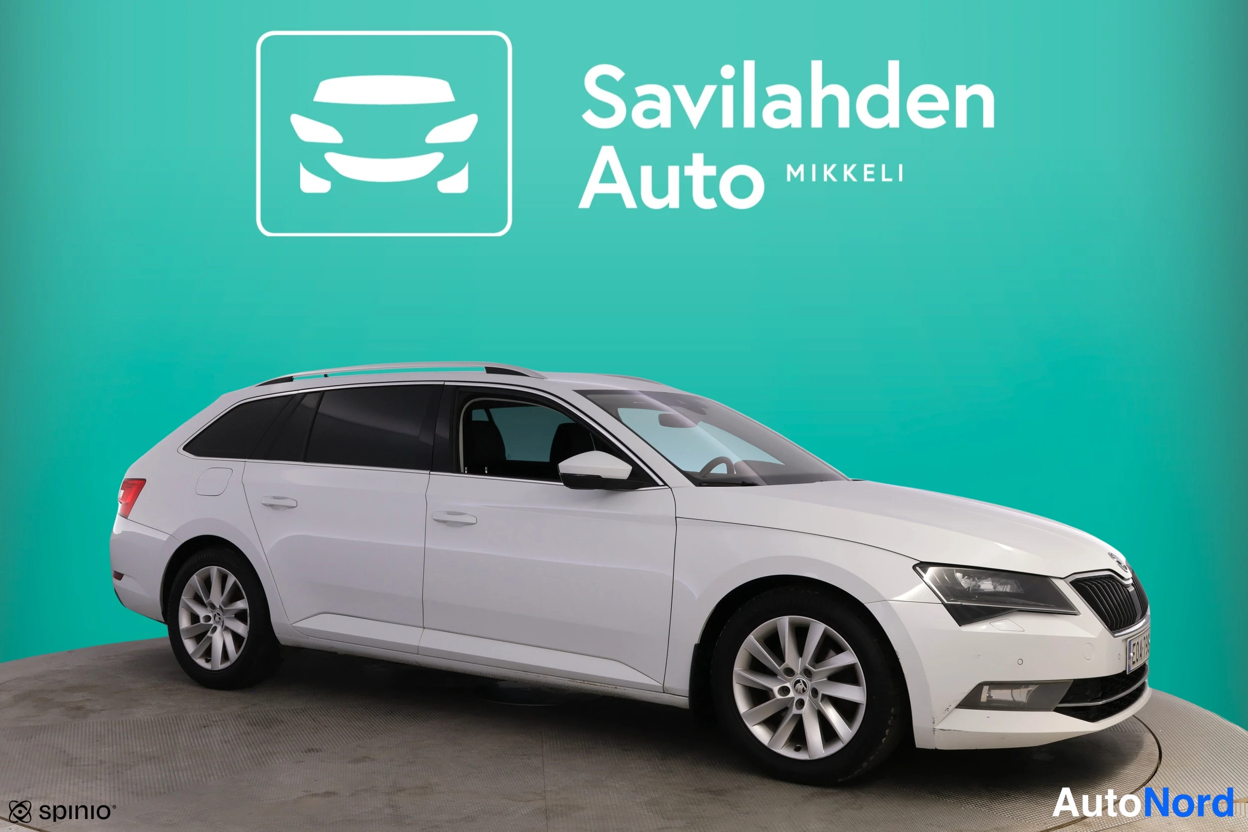 Valkoinen Skoda Superb 2015, etuviisto, keula oikealle, kuva 4