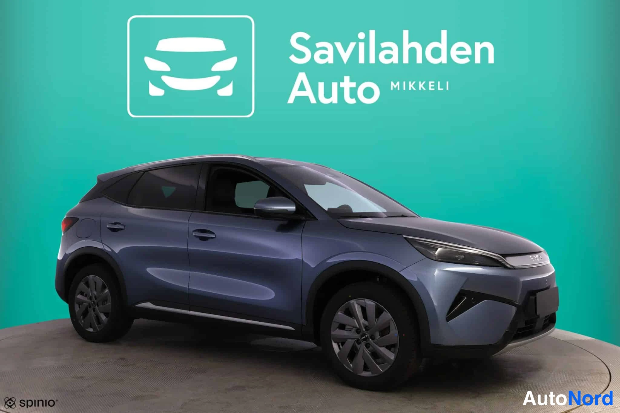 Harmaa BYD Atto 3 2026, etuviisto, keula oikealle, kuva 3