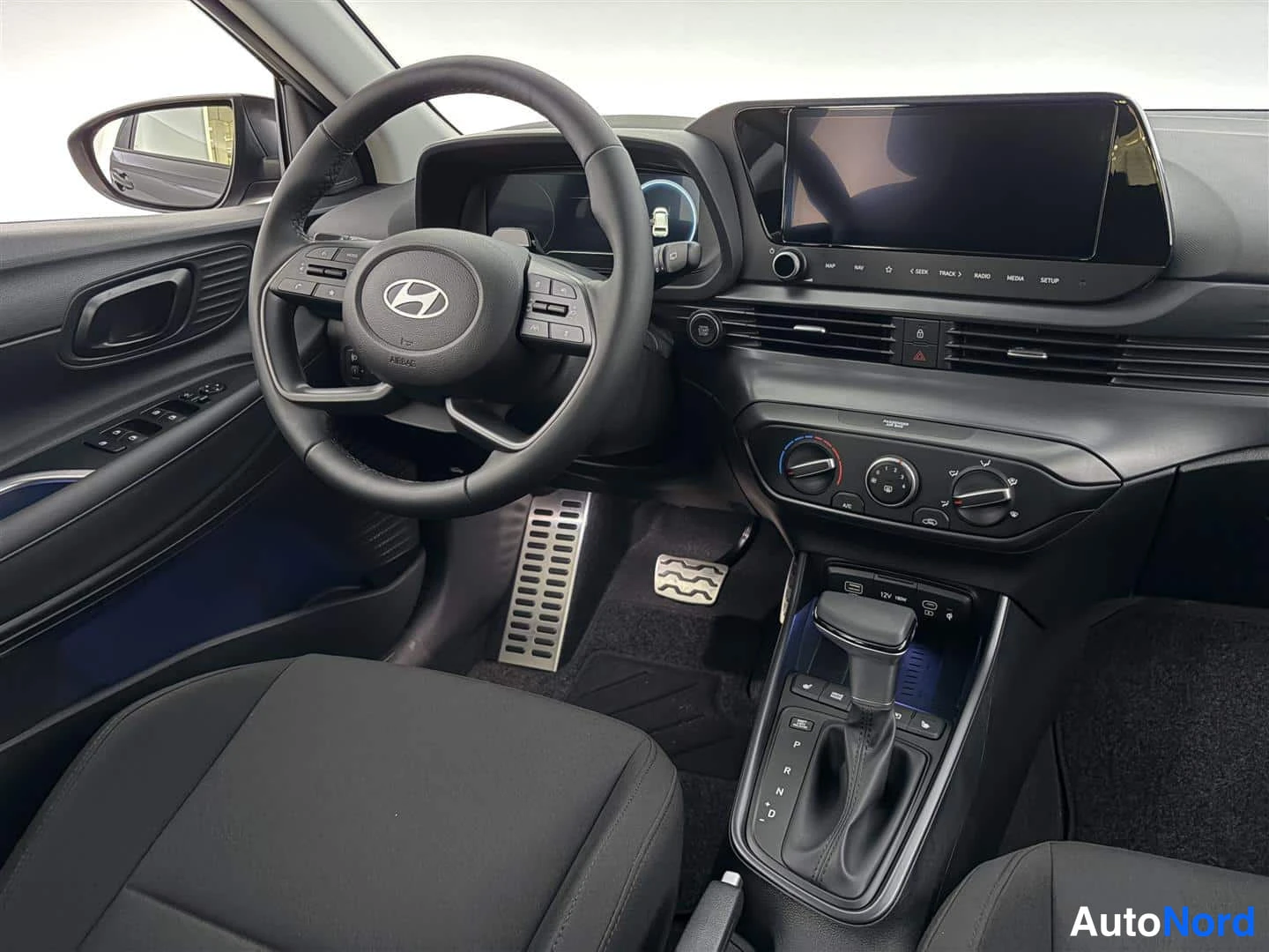 Musta Hyundai Bayon 2026, ohjaamo, kuva 15