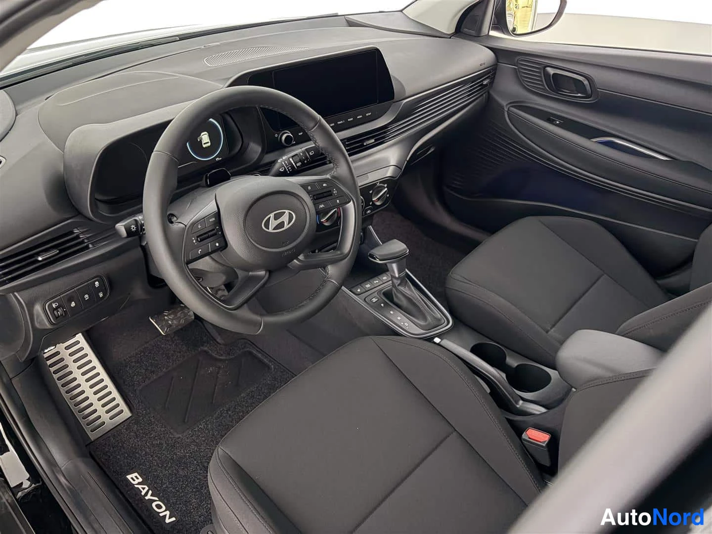 Musta Hyundai Bayon 2026, ohjaamo, kuva 16