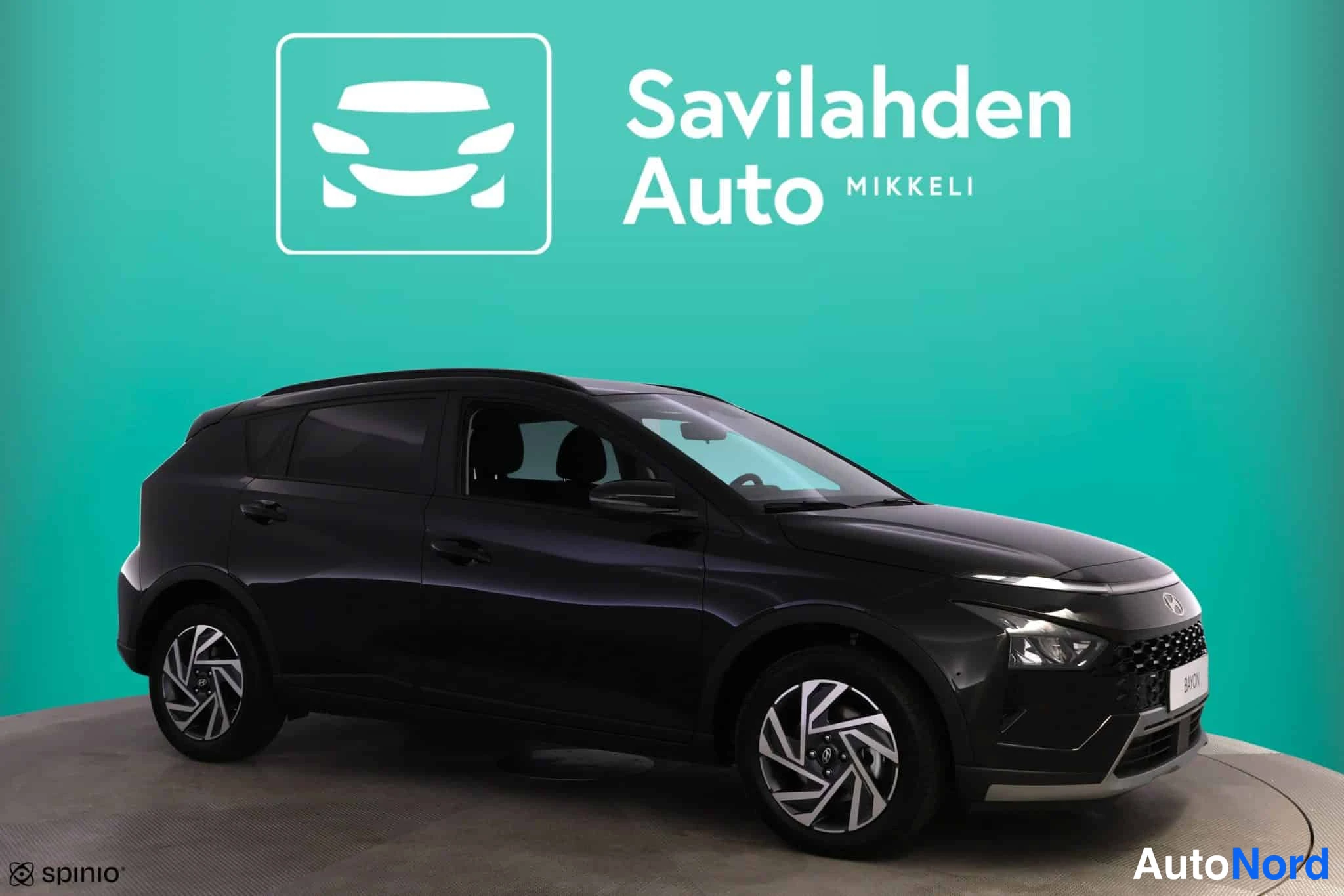 Musta Hyundai Bayon 2026, etuviisto, keula oikealle, kuva 4