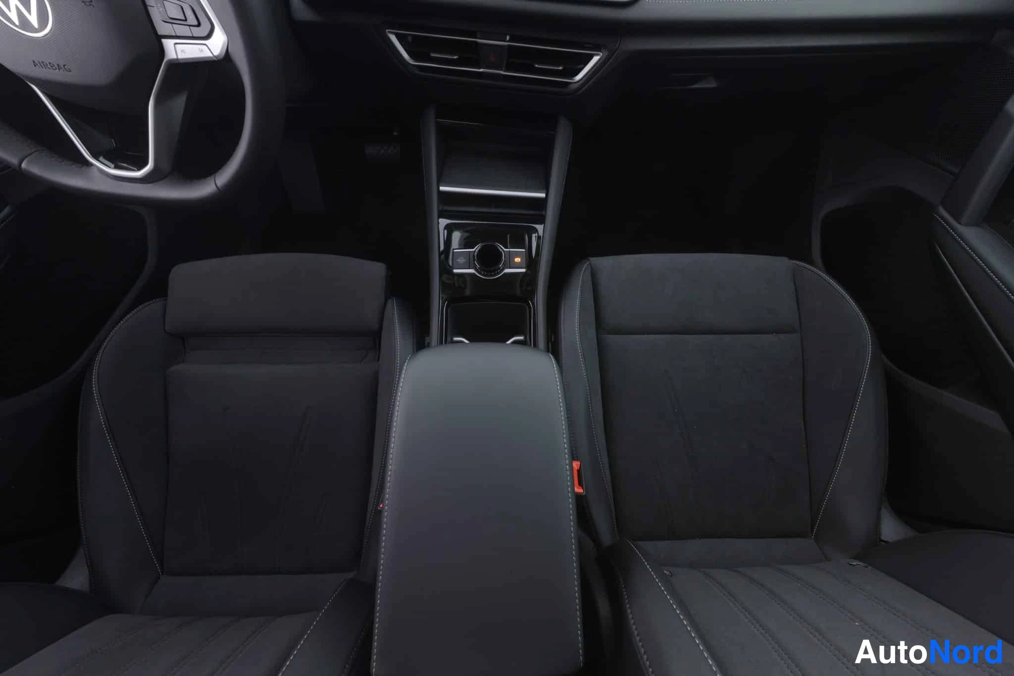 Sininen Volkswagen Tiguan 2026, etuistuimet, kuva 22