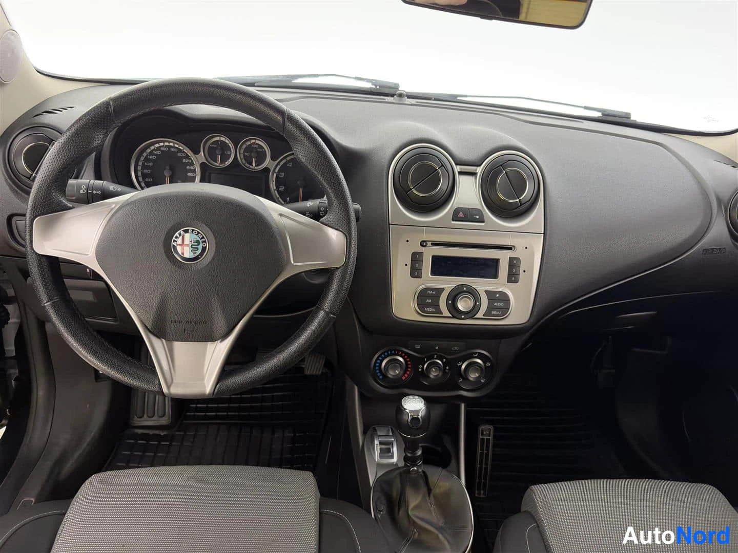 Musta Alfa Romeo Mito 2011, ohjaamo, kuva 13