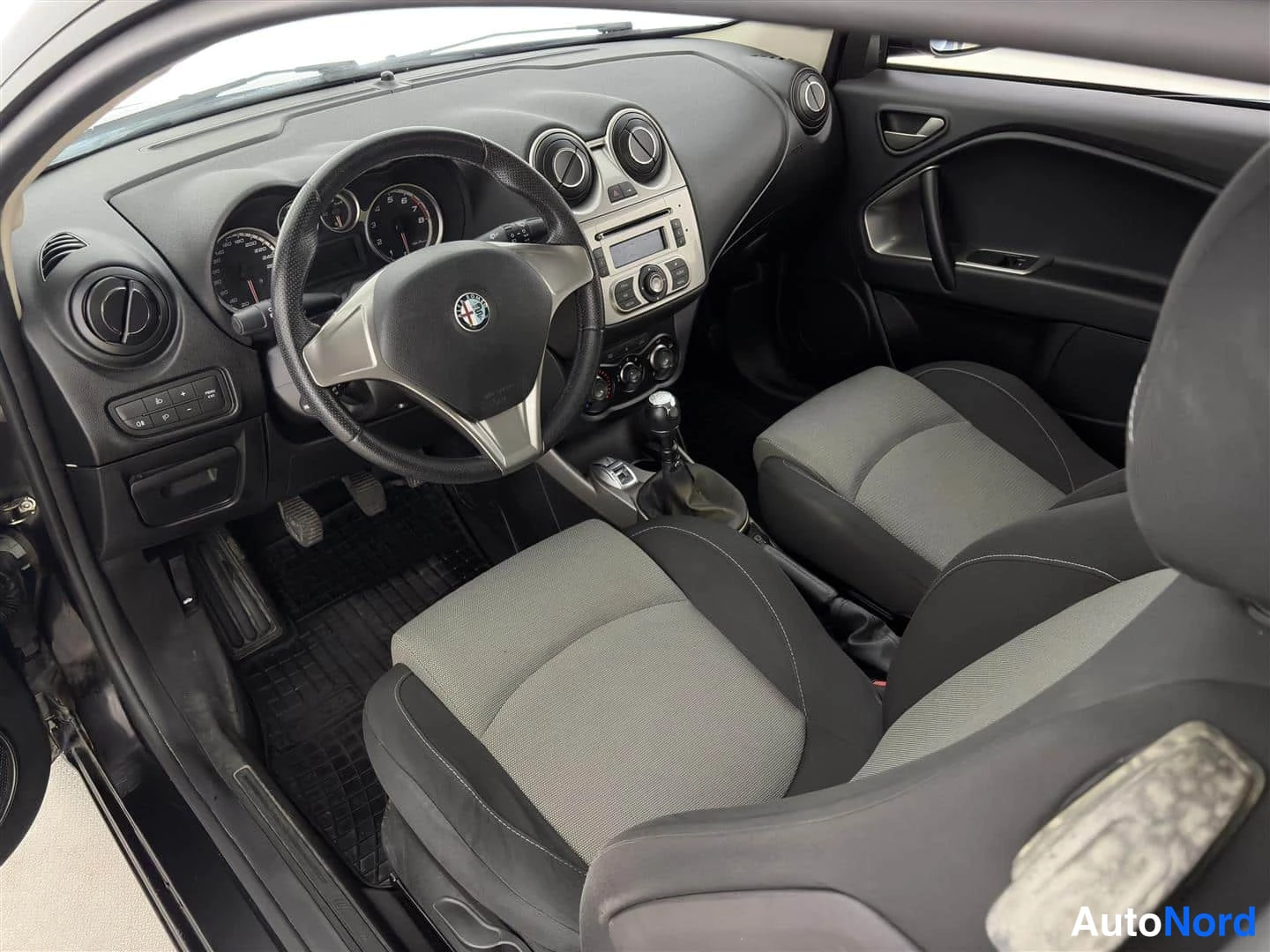 Musta Alfa Romeo Mito 2011, ohjaamo, kuva 14