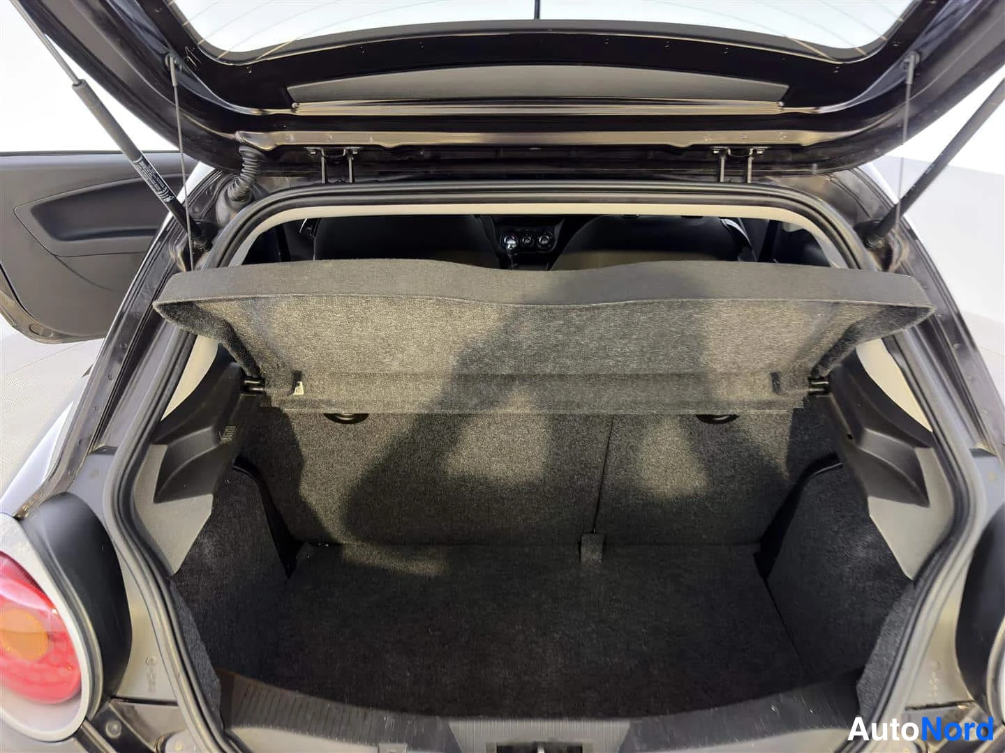 Musta Alfa Romeo Mito 2011, tavaratila, kuva 18
