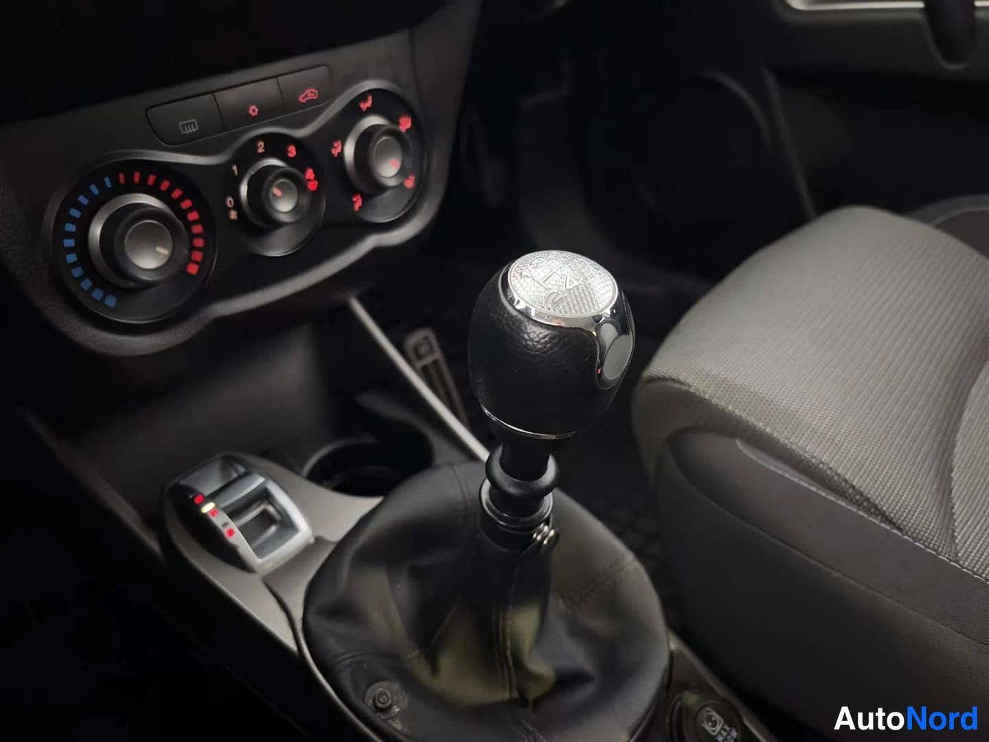 Musta Alfa Romeo Mito 2011, yksityiskohta, kuva 24