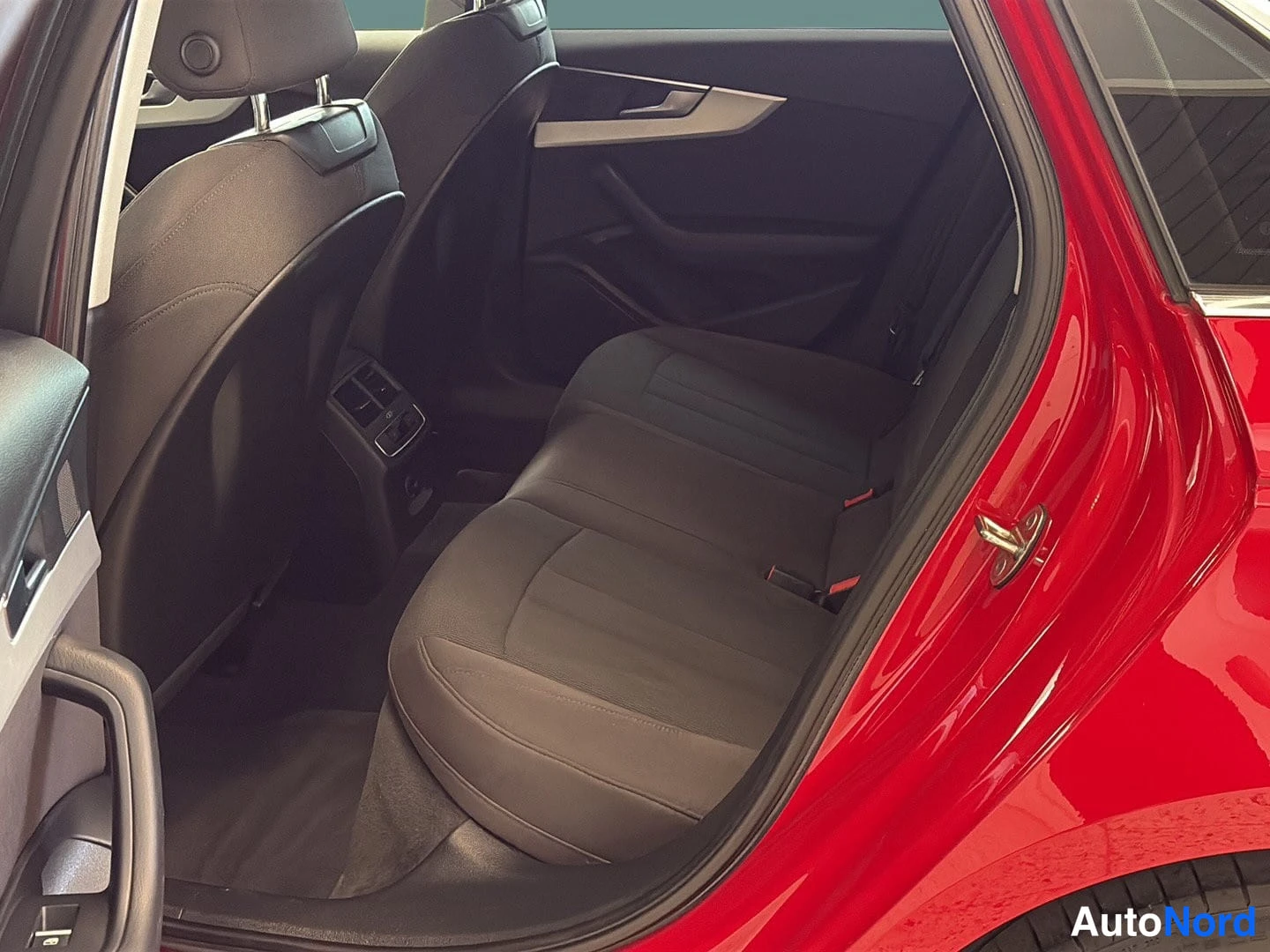Punainen Audi A4 2017, takaistuimet, kuva 12