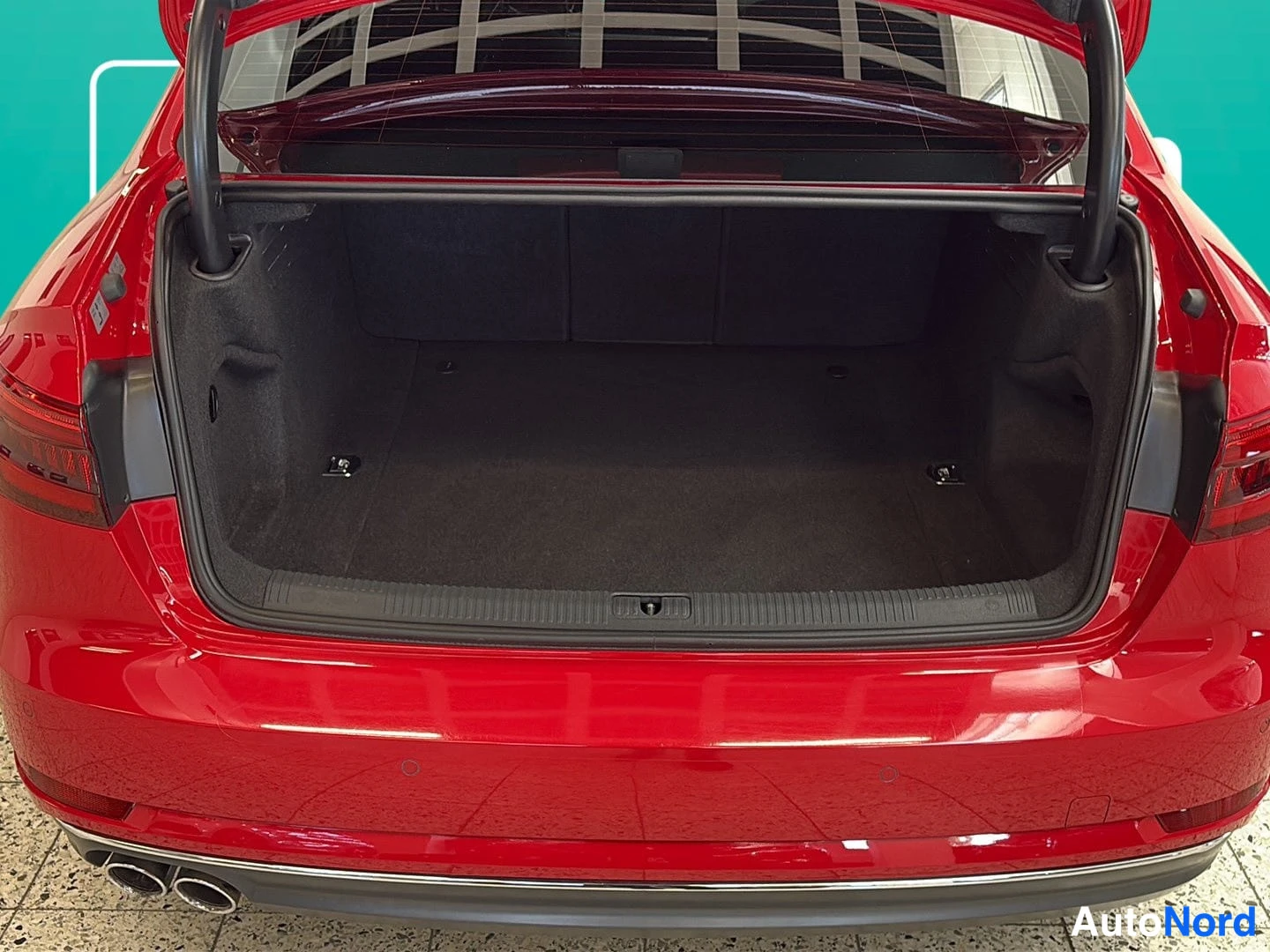 Punainen Audi A4 2017, tavaratila, kuva 13