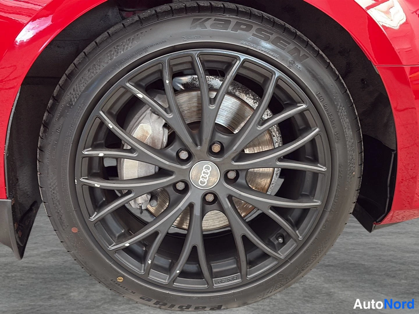 Punainen Audi A4 2017, yksityiskohta, kuva 16
