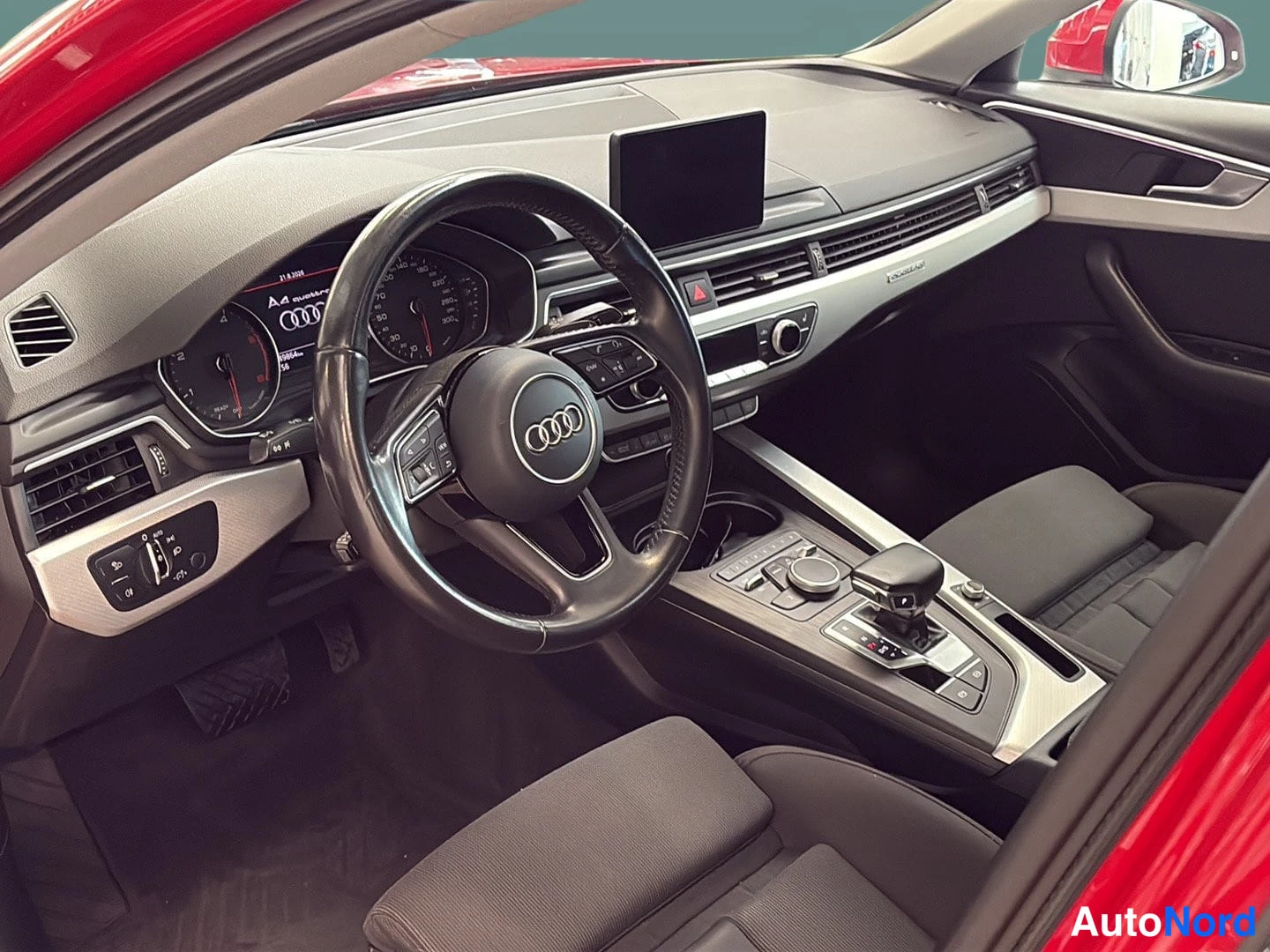 Punainen Audi A4 2017, ohjaamo, kuva 8