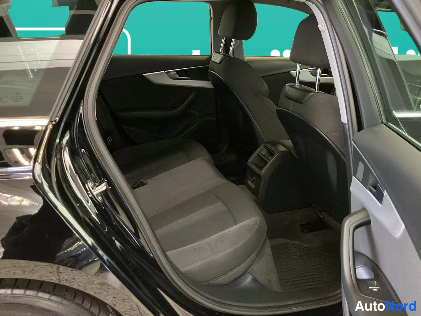 Musta Audi A4 2017, takaistuimet, kuva 8