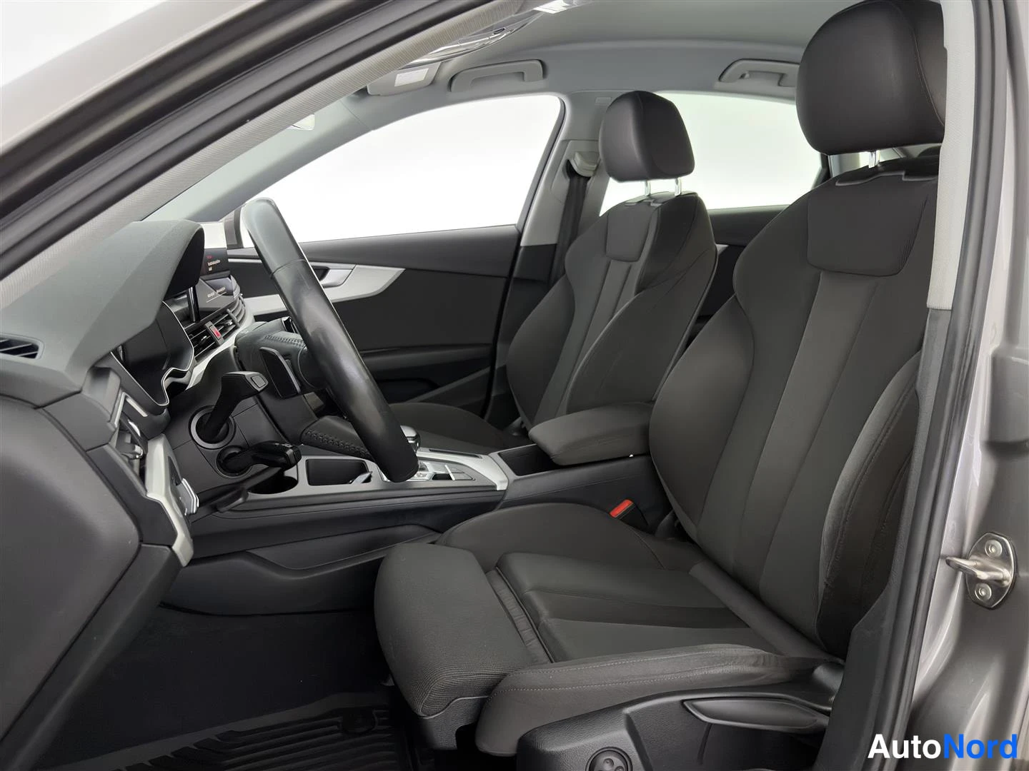 Harmaa Audi A4 2020, etuistuimet, kuva 19