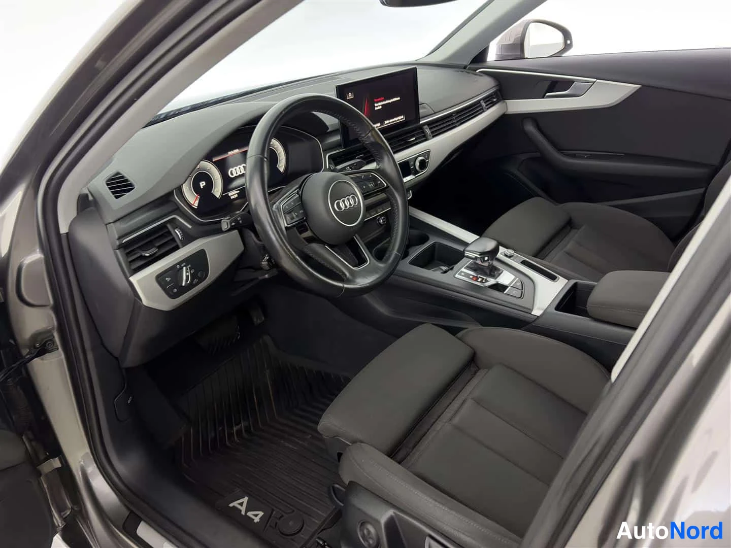 Harmaa Audi A4 2020, ohjaamo, kuva 15