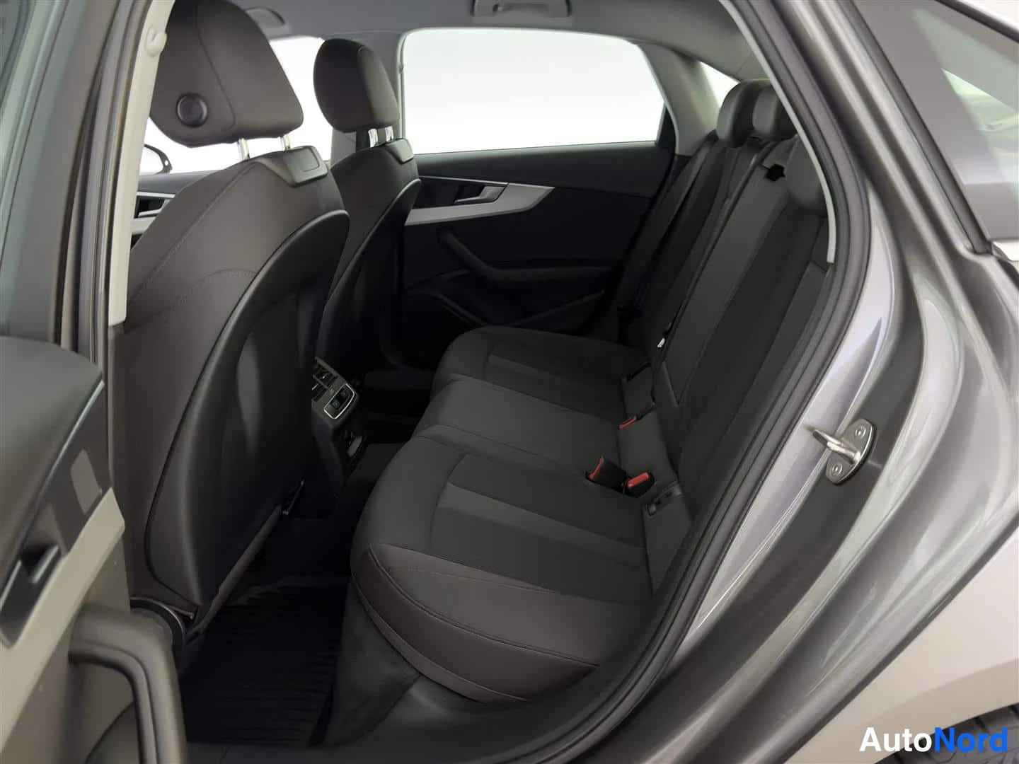 Harmaa Audi A4 2020, takaistuimet, kuva 20