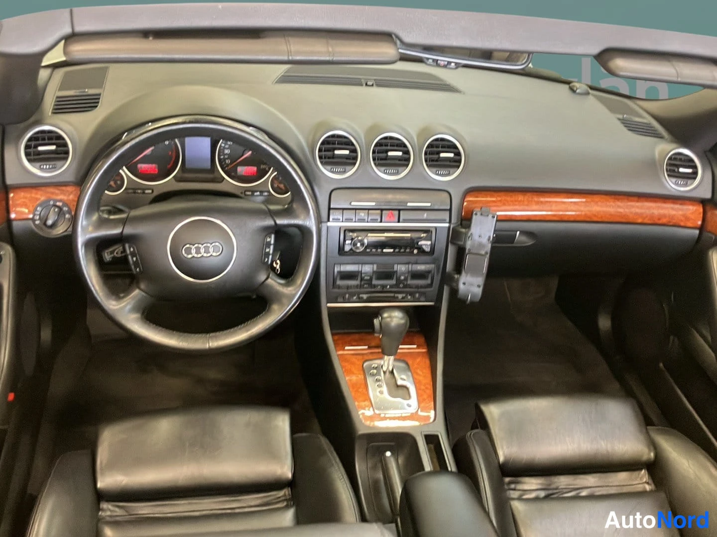 Harmaa Audi A4 2003, ohjaamo, kuva 11