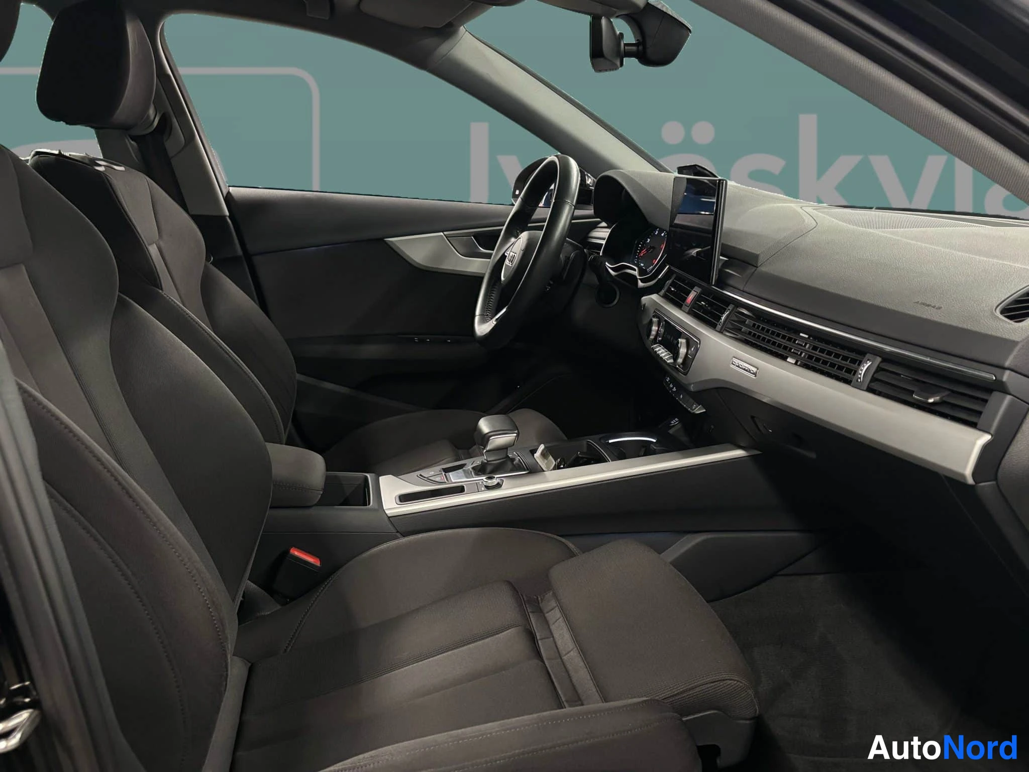 Musta Audi A4 2020, ohjaamo, kuva 23