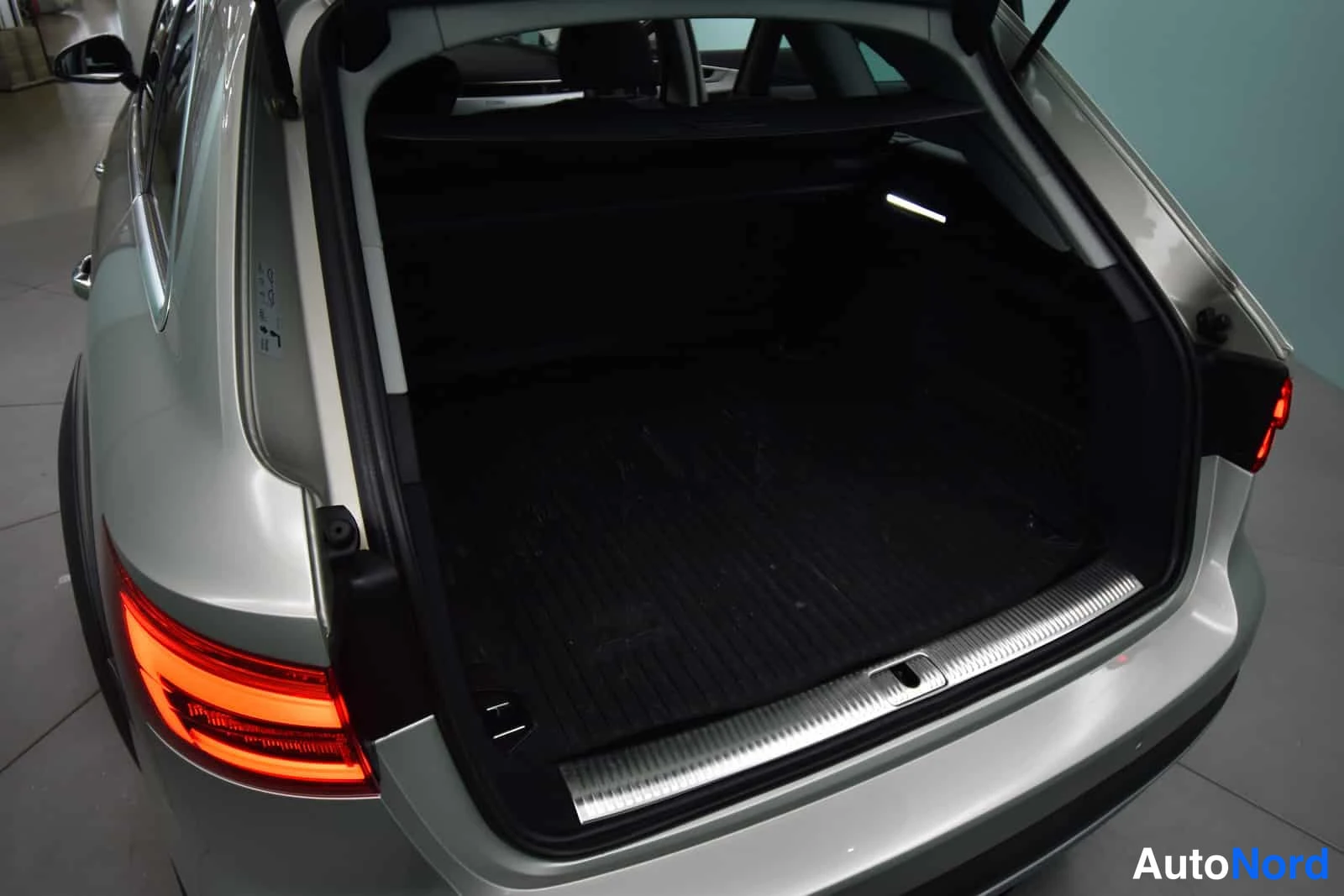 Hopea Audi A4 allroad quattro 2017, tavaratila, kuva 17