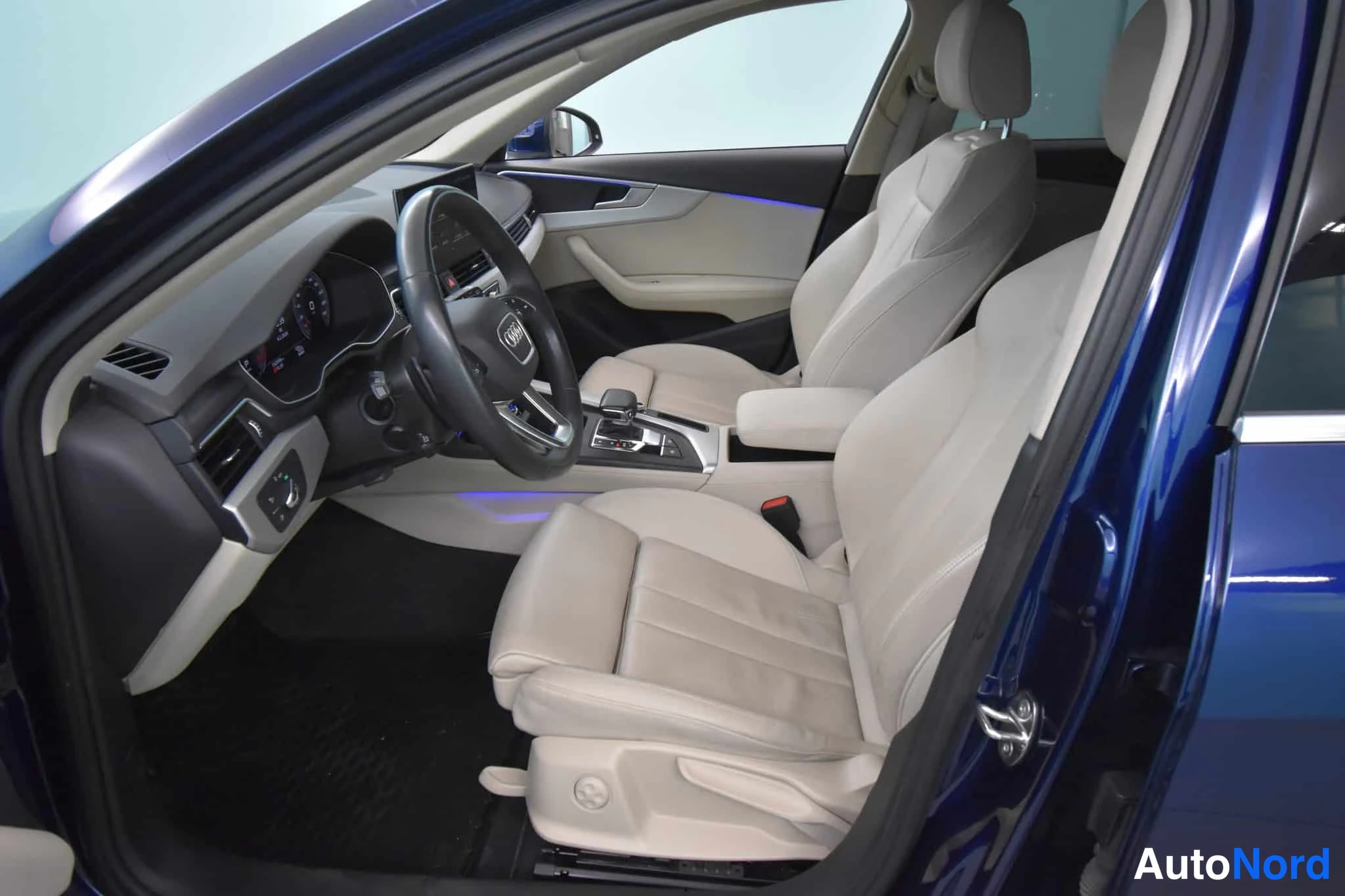 Sininen Audi A4 allroad quattro 2021, ohjaamo, kuva 25
