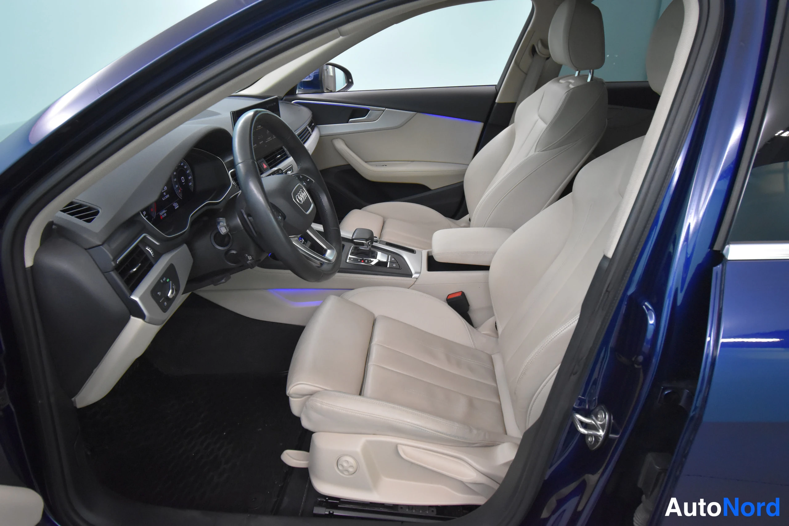 Sininen Audi A4 allroad quattro 2021, ohjaamo, kuva 26