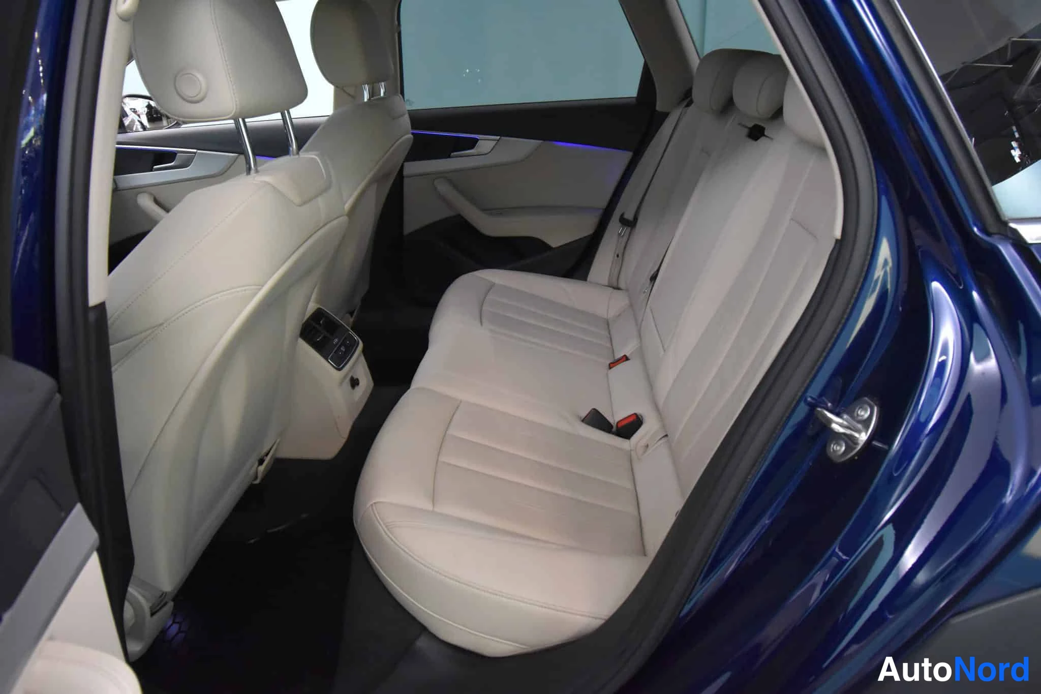 Sininen Audi A4 allroad quattro 2021, takaistuimet, kuva 33
