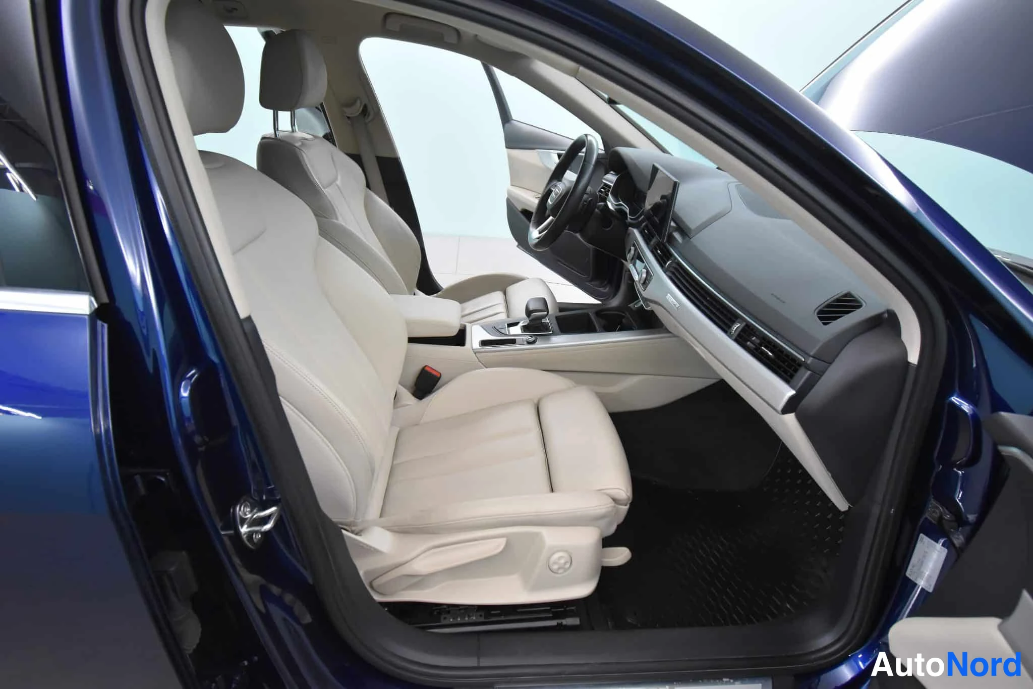 Sininen Audi A4 allroad quattro 2021, ohjaamo, kuva 27