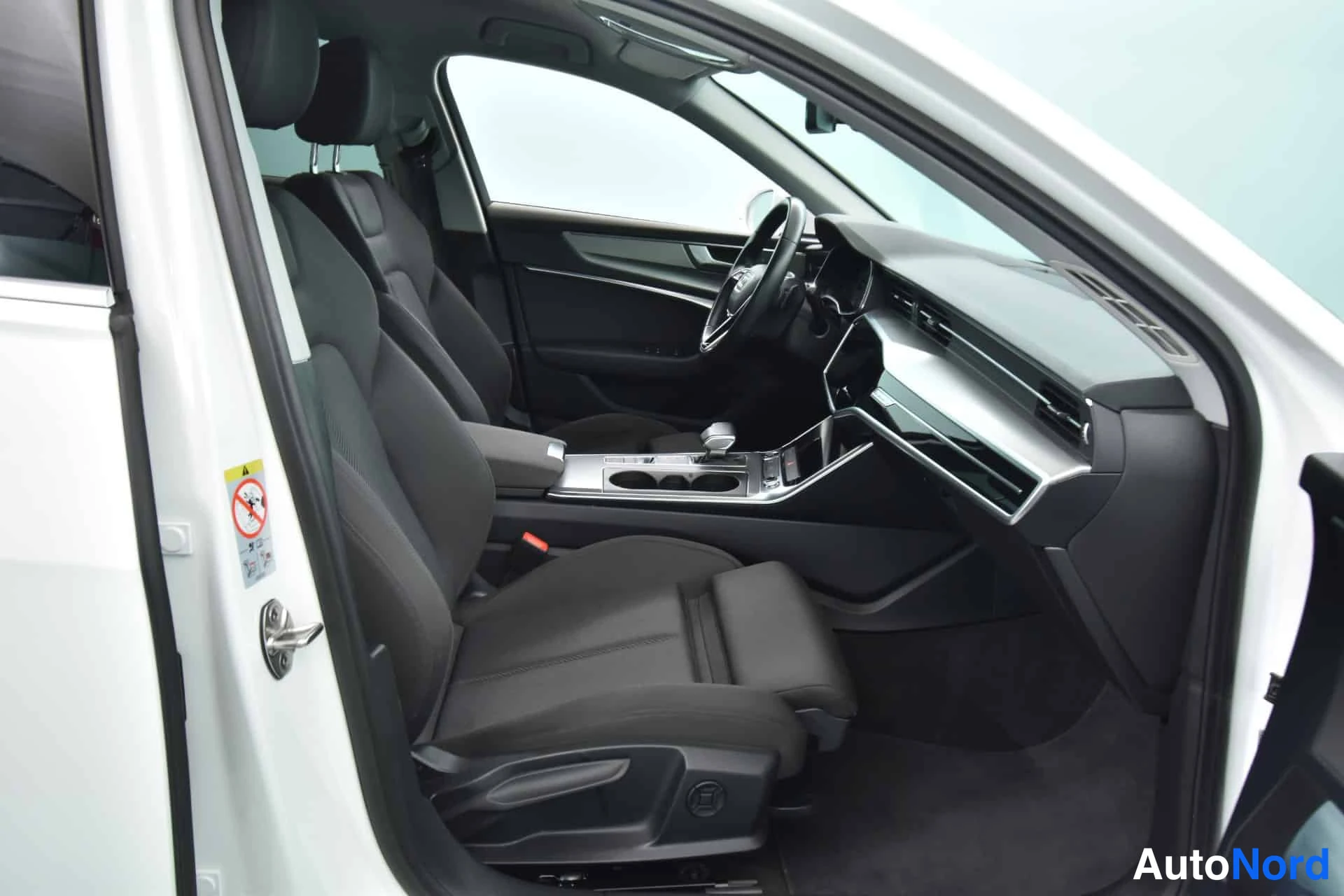 Valkoinen Audi A6 2021, ohjaamo, kuva 15