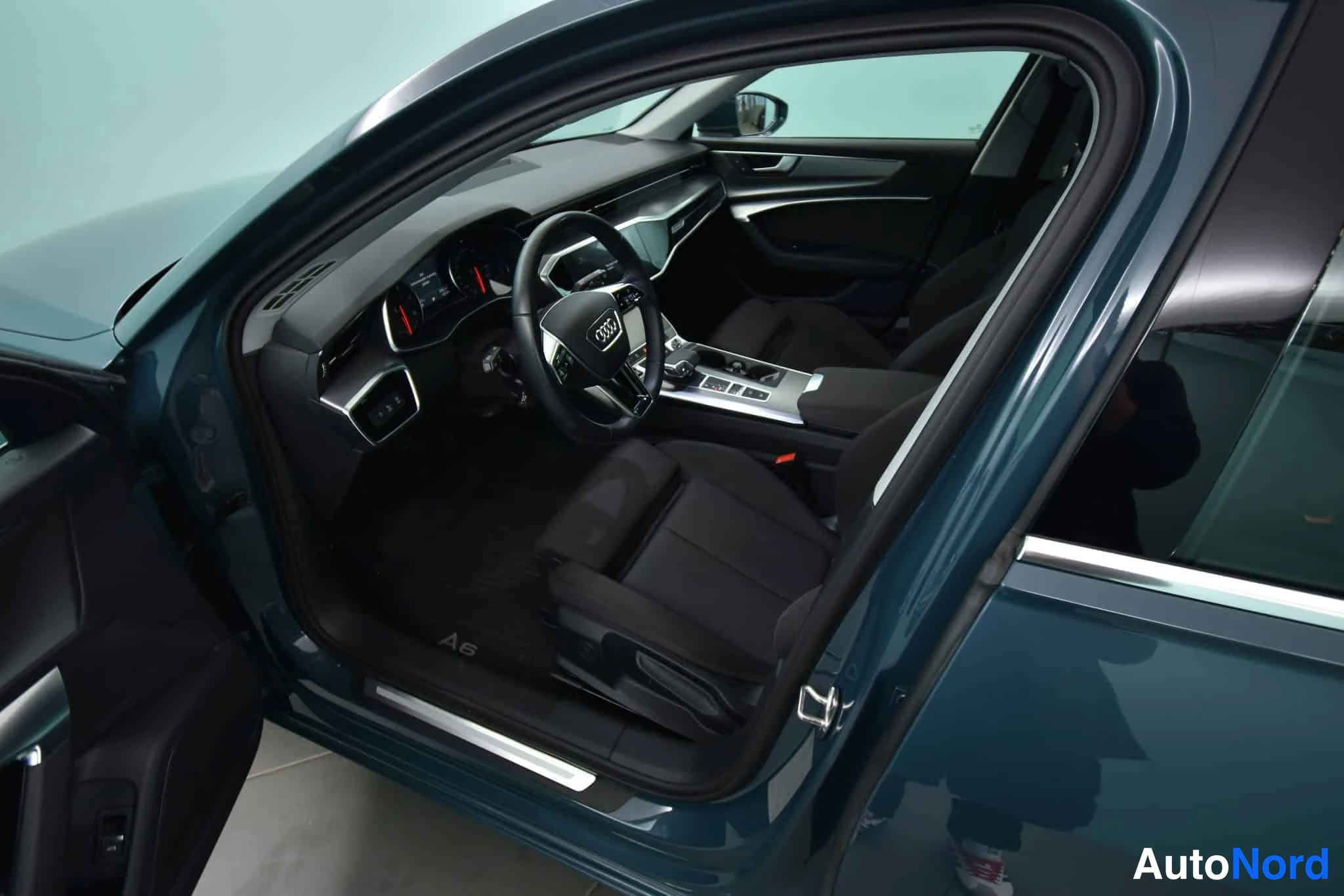 Vihreä Audi A6 2020, ohjaamo, kuva 11