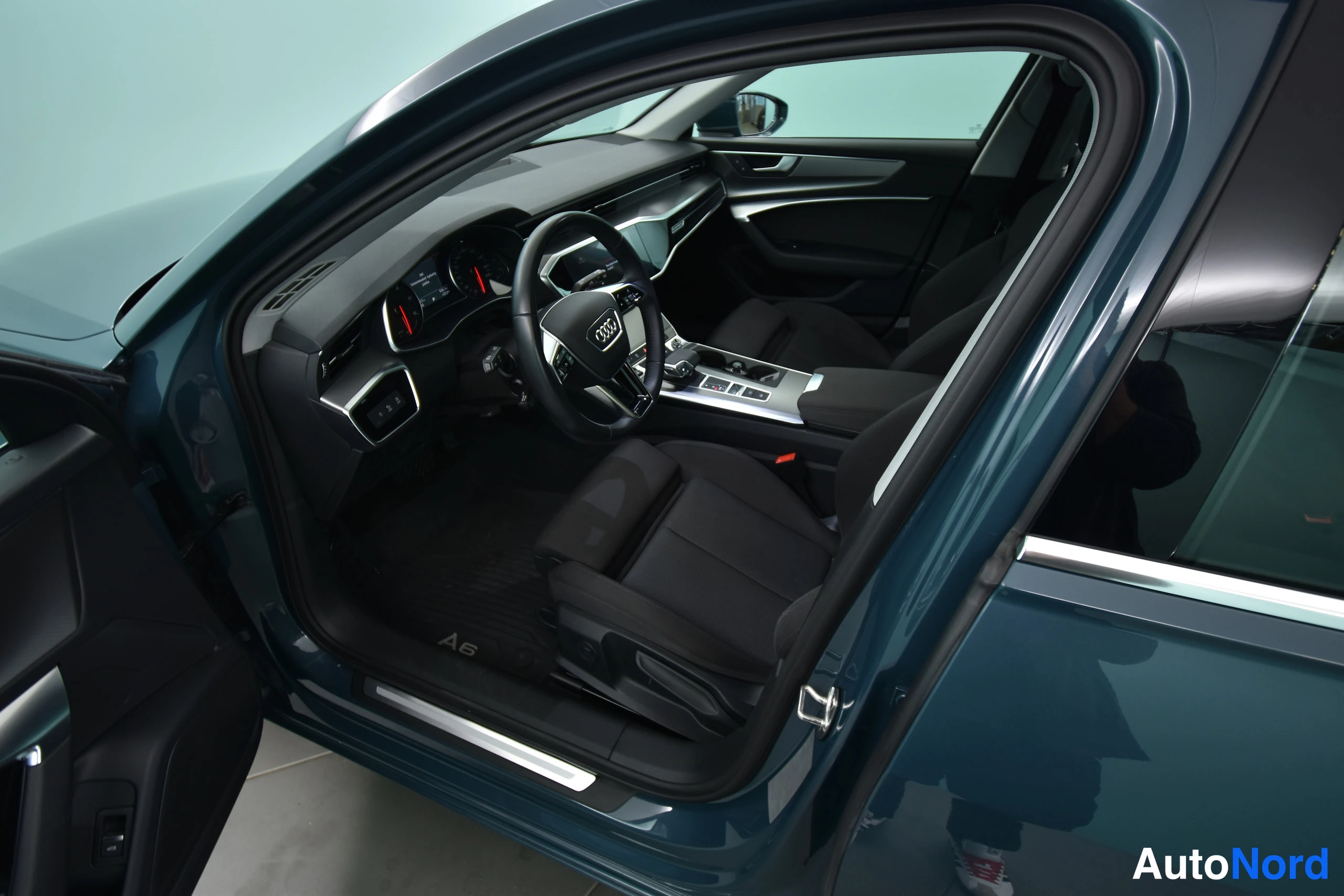 Vihreä Audi A6 2020, ohjaamo, kuva 12