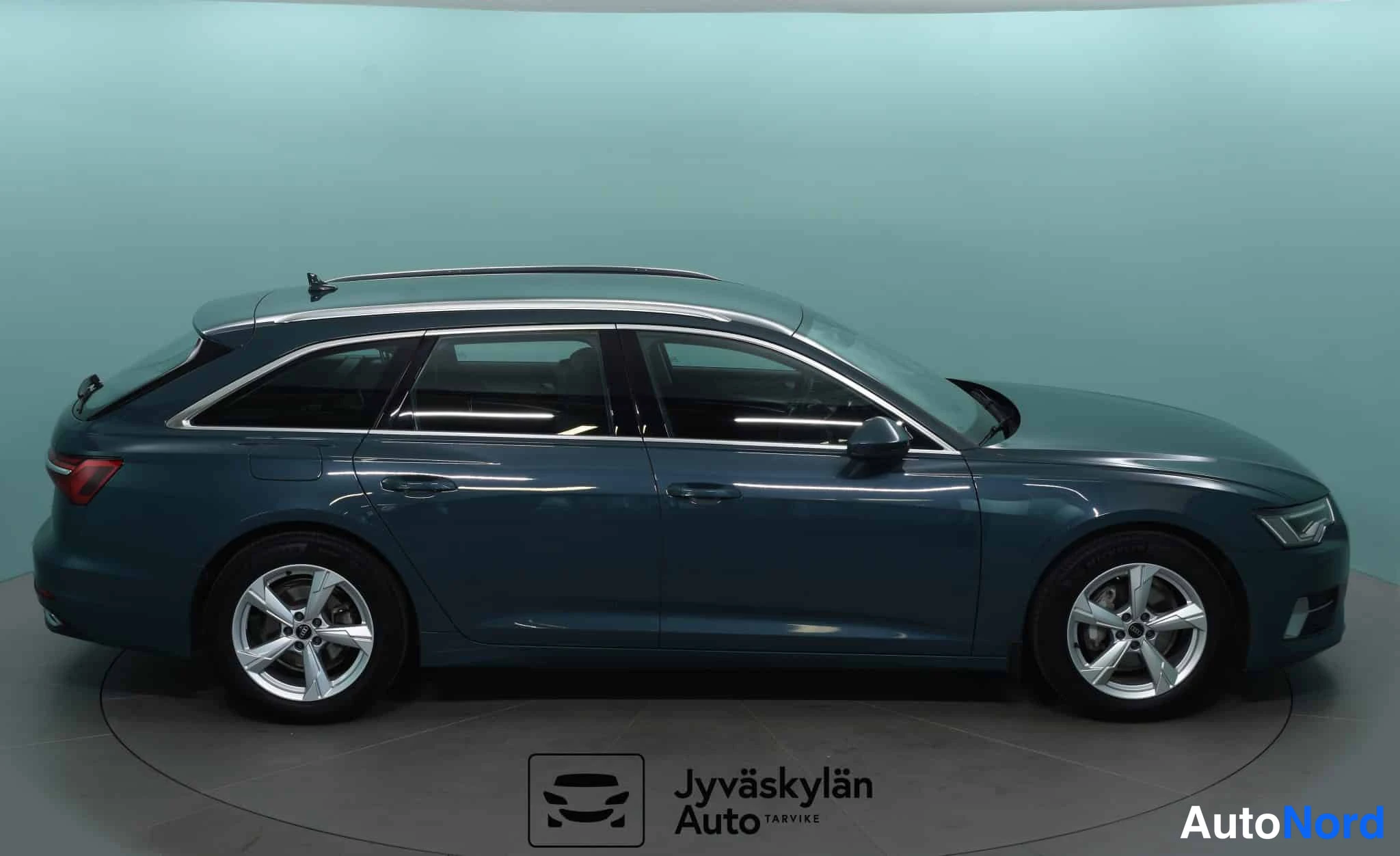 Vihreä Audi A6 2020, etuviisto, keula oikealle, kuva 3